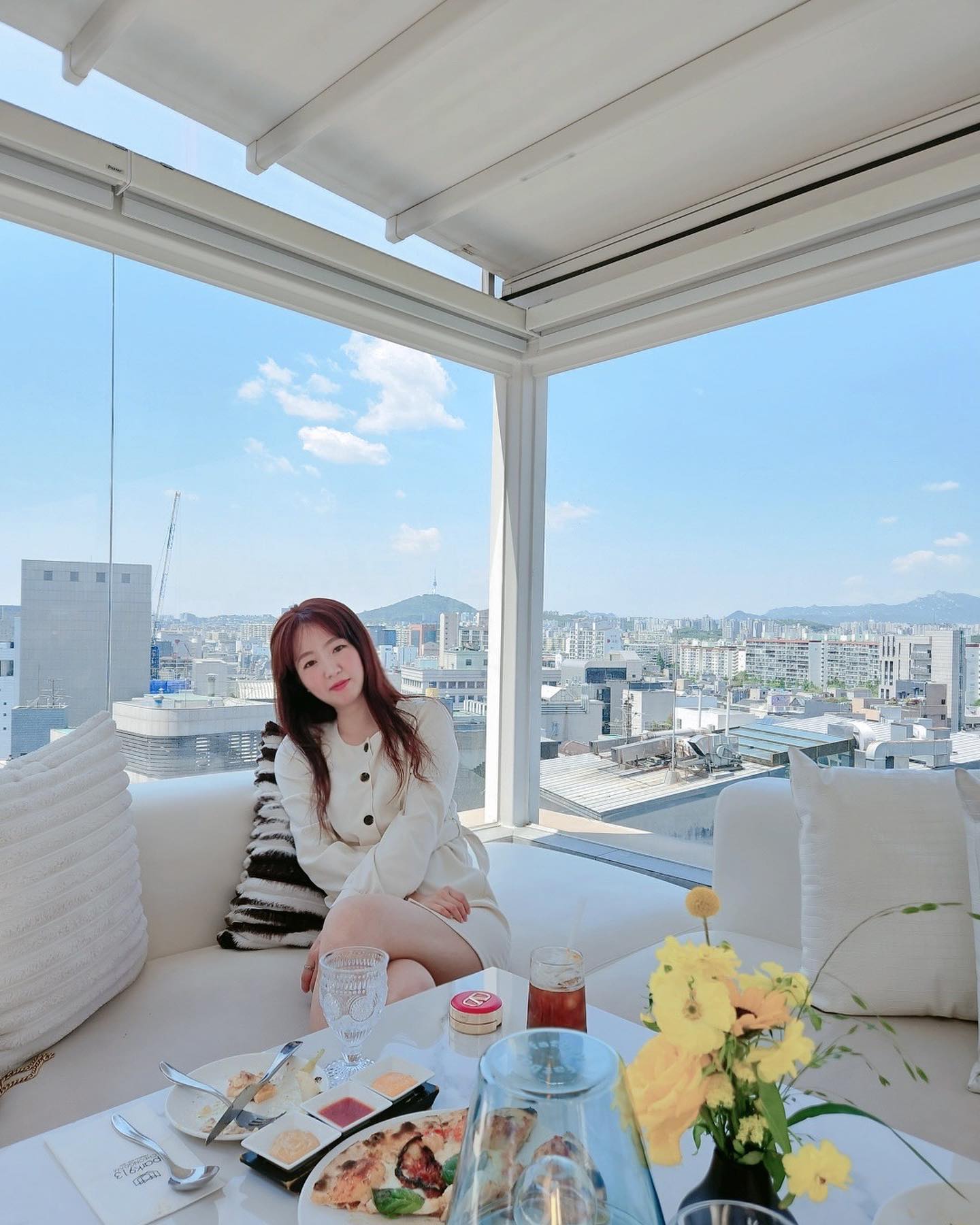 미친 뷰를 자랑하는 카페🤟🏻
사진 찍고 있는것 같으면 천장도 열어주심!
둥둥 떠있는것 같아 기분 좋았던 #파크193 💙