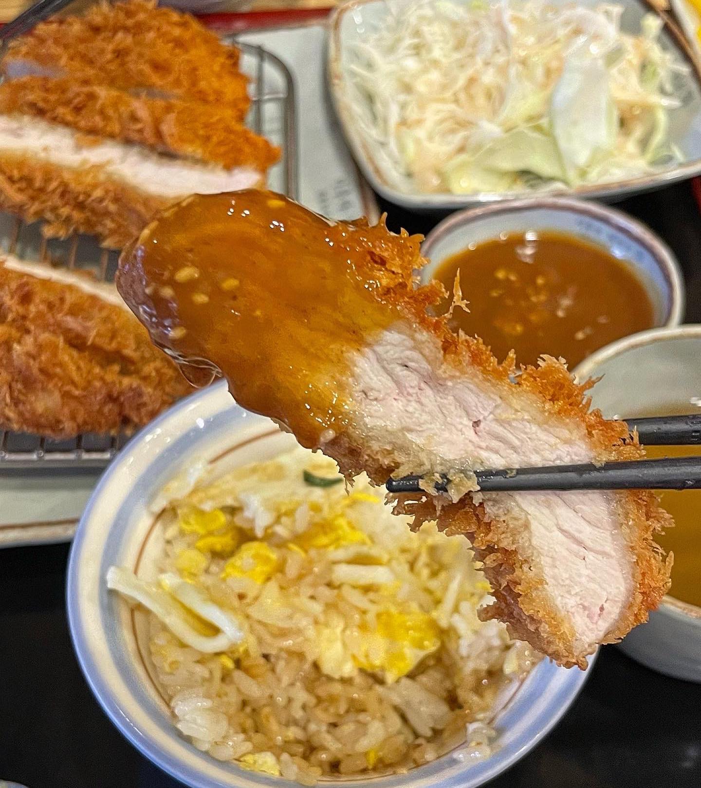 [ 자가제면 일산 우동/소바/돈가츠 맛집 : 이루다제면소 일산점 ] 

오랜만에 돌아왔어요😅 요즘 날씨가 더워져서 
시원한 음식이 땡기더라구요~ 붓가케우동, 냉소바, 한돈 수제 돈가츠가 유명한데 아침마다 직접 육수를 만들고 최고급 밀가루로 반죽을 만든다고 해서 놀랐어요! 매장도 넓고 프라이빗 룸, 놀이방까지 있어서 가족모임이나 회식장소로 너무 좋을 것 같아요☺️

프리미엄 한돈 돈가츠는 한돈 등심을 24시간 숙성후 최고급
빵가루를 입혀 튀긴 돈가츠에요~ 전혀 눅눅하지 않고 
소스 찍어서 먹으면 씹을수록 고소하답니다😍 
 
자루우동은 처음 먹어보는데 쯔유 육수에 쪽파, 깨, 무, 
 와사비 살짝 넣고 섞은 뒤 면을 적셔서 먹으면 
저어어어엉말 맛나요,,🥹 짭쪼름하면서 깊은 육수와 
 쫄깃한 면발이 아주 그냥 환장의 조합🤦‍♀️

- 주소 : 경기 고양시 일산동구 애니골길74, 2층
영업시간 : 매일 11:00 ~ 20:30
( 브레이크타임 15:00~17:00 / 라스트오더 20:00 ) / 
 주말, 공휴일 브레이크 타임 없음
 
#일산 #협찬 #이루다제면소 #자가제면 #우동맛집 #돈까스맛집 #일산풍동 #애니골맛집 #일산소바맛집 #풍산역맛집 #냉우동 #가족모임 #외식메뉴