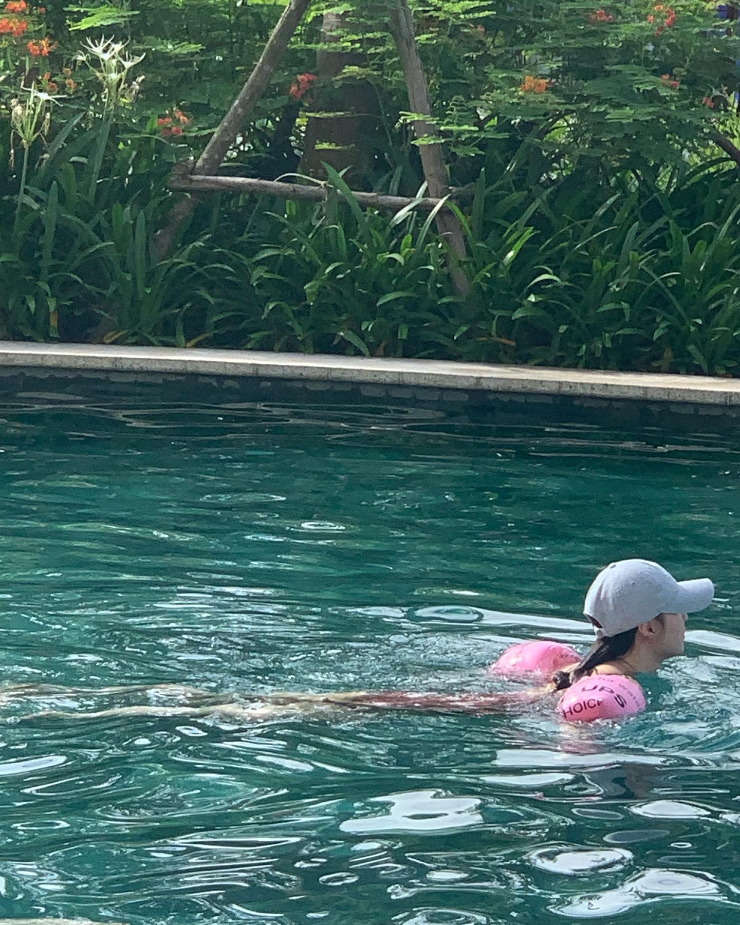 수영복 라인대로 탄거 초딩때 이후로 처음이야,,