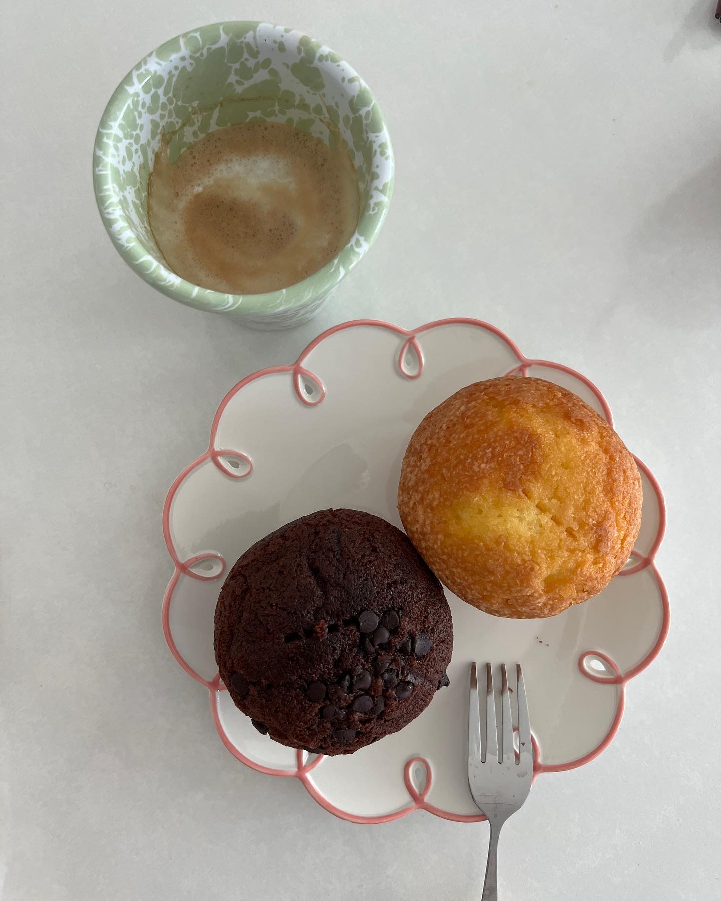 커피랑 머핀🧁
두개를 다먹을줄 몰랐는데 
먹다보니 가볍게 다 먹어치웠어요
요즘 왜이렇게 빵이 땡기는지.. 빵순이가 되어가고 있어요🤣
