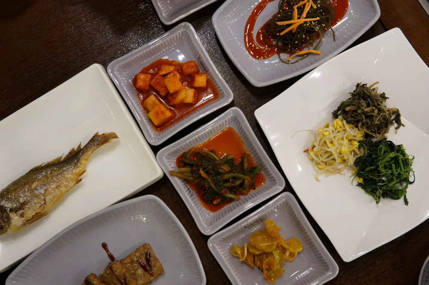 #지기크루 #협찬

호성동한정식 맛집 가족 식사하기 좋은 두루미 밥상 후기를 남겨보려고 합니다.

위치가 호성동이라고는 하나 에코시티와도 가까워서 에코시티맛집이라고 소개하고 싶네요

가족단위 손님들이 많이 들어왔는데 특히 부모님을 모시고 오시는 분들이 많았어요
넓은 홀과 함께 양쪽 면에는 방이 있어 각종 모임이나 중요한 식사 자리 때 오기에 좋아 보이네요.

두루미정식 20,000원 + 솥밥2,000원
홍삼돈까스 10,000원

두루미 정식은 기본 밥상+조기구이+떡갈비가 나옵니다
전주 한정식 맛집답게 형형색색을 띠고 반찬도 여러 가지 종류가 있어서 다양하게 먹기 너무 좋았어요.

어른들과 아이들이 함께 왔을 때 아이들에게 정식을 주문하기엔 가격도 양도 부담스럽잖아요?
그럴 때 홍삼돈까스를 시켜주세요 
아이들이 먹을 건데 홍삼 맛이 강하면 어쩌나 걱정했는데 아이들이 먹기 좋은 소스였고 돈까스도 맛있어요.

📍전북 전주시 덕진구 호성동2가 631-76
📍063-251-8865

#지기크루 #전주맛집 #전주한정식 #전주역맛집 #전주에코시티맛집 #전주호성동맛집 #전주여행 #전주한옥마을 #먹팔 #선팔 #좋아요반사 #일상 #맛집 #