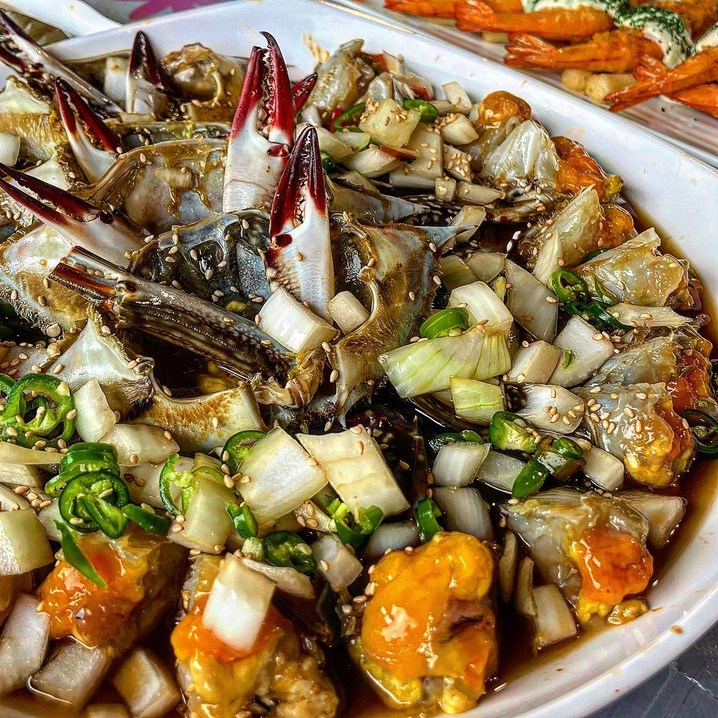 🚩알이 꽉찬 어나더레벨 게장 #일오삼간장게장 

하나도 안비리고 하나도 안 짠 존맛탱 간장게장 등장
어쩜 이렇게 달콤한 맛만 그득한지,,,
살도 왕창 들어서 밥 두 공기 뚝딱이에요
녹진하게 입에서 팡팡 터지는 맛이 일품 ⋆◡̎⋆

암꽃게, 숫꽃게 선택 가능한데, 만 원 더 내고 꼭 암꽃게로 드세요 !!

🏷️일오삼간장게장
🏷️암꽃게 정식 코스요리(35,000원)
🏷️매일 10:00-21:00

🔎#지니_강화도 

#강화도맛집 #간장게장 #간장게장맛집 #게장 #게장맛집 #게장정식 #강화도 #강화도여행