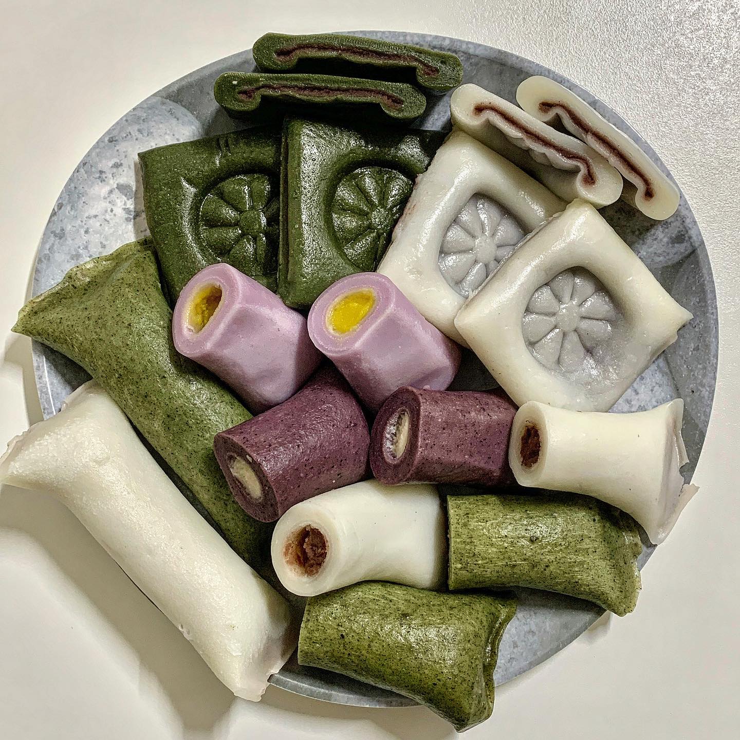 #협찬
#코스트코떡 #코스트코추천
#아리울떡공방
​
🔅 굳지않는 쑥앙금절편 1.5kg​​​
🔅 굳지않는 백미앙금절편 1.5kg​
🔅 굳지않는 모듬앙금가래떡 1.3kg​
​
자체 개발하신 떡이라 세상에 없던 떡 !
코스트코 추천 굳지않는 아리울떡 •••​
코스트코 입점으로 떠오르는 간식 🫶🏻
다양한 떡을 맛볼 수 있는 '아리울떡공방' 
​
누구나 좋아할 만한 국내산 멥쌀을 사용하여 
쫄깃하고 , 부드러움 팥앙금이 가득한 백미앙금절편 🤍
판매 1위 상품인 은은한 쑥 향이 기분 좋은 쑥앙금절편 💚
백미통팥, 모시통팥, 고구마통팥, 흑미치즈앙금
네 가지 맛으로 골라 먹어 재미있는 모듬앙금가래떡 🍡
모듬앙금가래떡이 동글동글 앙금이 제일 귀여워서 좋았음 -
​
대용량이라 먹을 때 불편할 거라 생각했는데 ••• 
간편한 스탠드형 지퍼백으로 떡을 빼는 게 편리하다
30분 정도 자연해동 후 먹으니 쫜득하니 너무 맛있쟈냐 
아리울떡공방 자체 특허 기술로 해동을 여러 번 해도
쫀득함은 유지되고 굳지 않는다니 대 박 기 술 ❇️
원물 본연의 맛을 담아내 맛과 영양을 살렸기에
안심하고 즐길 수 있어서 아이들 간식으로도 딱일 듯❕
​
대용량 ? 저렴 ? 자취생은 무조건 쟁여둬야 하는 포인트
대용량의 저렴한 가격으로 떡을 냉동 보관하여 
언제든 먹고 싶을 때 편하게 꺼내먹으면 된다는 ••• 🤤
무려 1.5kg에 12,490원이라니 말 도 안 돼❕❕
⚡️오직 코스트코에서만 만날 수 있는 구성과 가격⚡️
행사 기간에 구매할 수 있고 , 2주마다 전국
코스트코를 돌면서 슈퍼데모 행사를 하고 있다니
가까운 코스트코 매장에 당장 문의해야해❕❕
​
。。。。。。。。
🌀 ariulmarket​
🌀 ​https://smartstore.naver.com/geosang
​
#코스트코아리울떡공방 #코스트코간식추천 #코스트코장바구니 #코스트코행사 #코스트코장보기 #코스트코 #냉동떡 #떡 #떡순이 #떡추천 #떡맛집 #자취 #​맛스타그램 #먹팔환영 #선팔하면맞팔 #먹스타그램 #온더테이블 #먹스타맞팔 #먹스타 #음식스타그램 #맛집 #맞팔 #먹팔해요 #좋아요반사 #food #mukbang