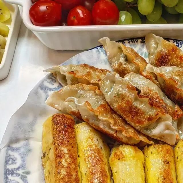 여수맛집 먹쑤니 on Instagram: "#스트링치즈#식빵요리#간식만들기 간단 하지만 아이들이 좋아하는 식빵 간식이예요~🧡 📌만드는법 🍞 모서리 자르고 납작하게 밀대로 밀어 주세요 스트링 치