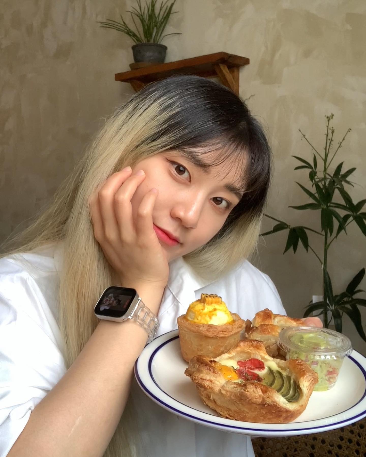 #영이스타그램🐯
⠀
부산언니 덕분에 광안리 파이맛집 갔다옴ㅋ
주변에 선물할것도 왕창 사옴ㅋ
⠀
카페가 맛있고
파이가 예뻐요,,🤍