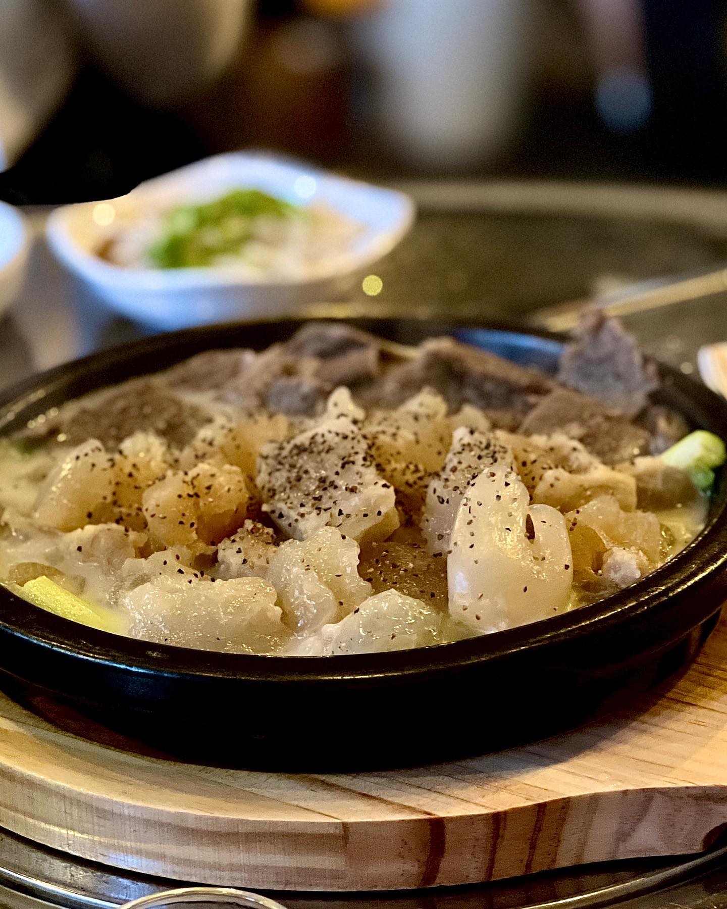 #후문포차
#양지스지수육 #매콤짜파게티
.
스지스육을 별로 먹어본적도 잘 좋아하지도 않았는데 너무 맛있게 먹고왔다 ㅋㅋㅋ
신논현역 후문포차 개강추🤓👍
완전 부들부들하고 국물도 고소하고 술이 안취함 ㅠㅎㅎㅎ❤️
매콤짜파게티는 분명 1개랬는데 양이 왤케 많았지..??? 다 먹도 못해서 아쉬워죽음.. 치즈 완전 낭낭하고 맛있고... 치즈감자전이 또 맛있다던데 하..
다음엔 사람 더 모아서 가야지....😆
아 그리고 팝콘맛집임🍿
.
.
.
#신논현역 #영동시장 #후문 #술스타그램 #동네맛집 #오늘뭐먹지 #오또술