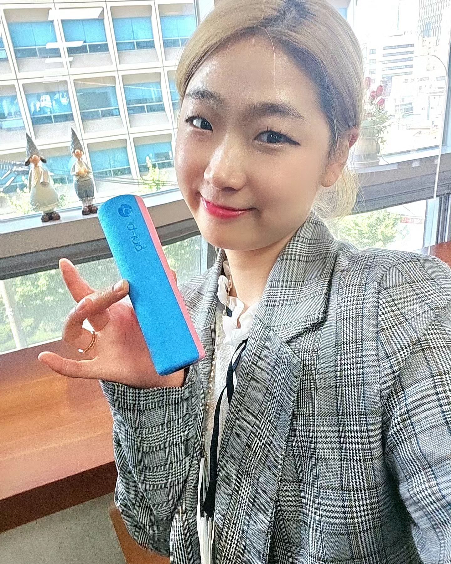 #제품제공 #큐잉폼롤러 요즘 도서관갈때 꼭 갖고다니는 필수템이에용❗️작은사이즈로 책 읽을때나 공부할때 수시로 손목을 풀어줄수있는 #베이비폼롤러  인데요☺️ 가끔 졸릴때 목베게로도...활용중이에요🫢푸하핫

색도 알록달록 파스텔에 넘 귀여운데 파우치까지 있어서 갖고다니기 좋아요👍🏻

집에서도 TV보면서 결린 목이나 발등을 자주 풀어주는데요.
큰 폼롤러는 앉아서 활용하기 힘들쟈냐요~

EVA소재라 가벼워서 여행갈때도 챙겨가기 좋아요❤️ 여고로 힘든 몸 풀어주면서 최상의 컨디션 유지하쟈구요☺️
다음주 주말에 여행가는데 꼭 챙겨가려고요

블로그쓸때도 의자밑에 놓고 틈틈히 스트레칭 하고 있어요🪑
가볍고 예쁘고 활용도도 짱입니다❗️강추❗️

q_ing_official

#미니폼롤러 #작은폼롤러 #손목폼롤러 #큐잉 #여행필수템 #회사필수템 #회사원 #손목증후군 #터널증후군 #뷰티템 #홈케어 #필라테스 #화이팅 #2030 #운동인 #근육풀어주기 #공부필수템 #공스타그램 #좋반 #댓반