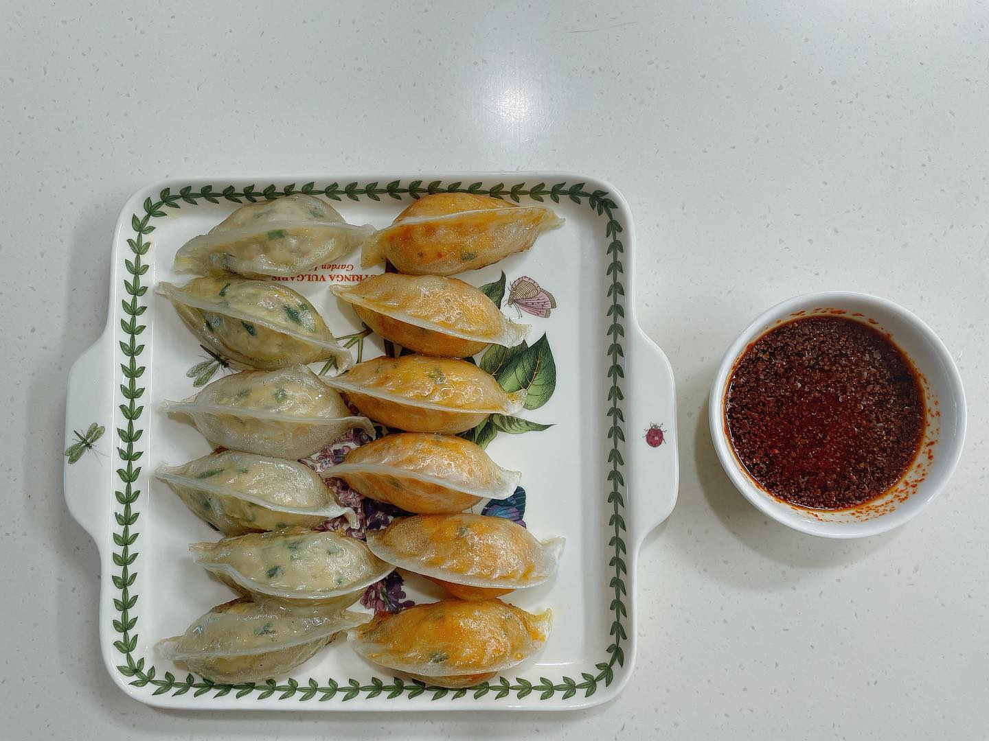 오늘은 만두가 먹고 싶엇어요~ 울어무니가게에서 맛잇다고 해서 집에 갖고 와달라고 했는데  밀가루가 아니라서 속에 부담도 덜가더라구용 #일상#먹스타드램#만두#쭈꾸미만두#낙지만두 느므 맛잇당