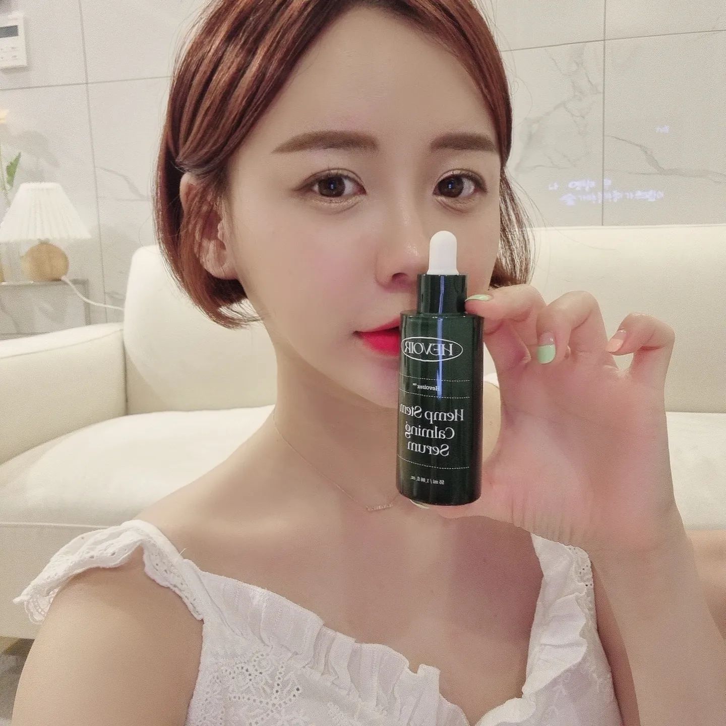 #협찬 

저는 평소 민감성 피부로 피부 진정케어 제품이라면 다 사서 써보는 편인데 최근 민감피부 맞춤 피부진정 전문 뷰티 브랜드인 헤브아의 토너패드와 세럼이 눈에 띄어서 사용중인데요.💛
사용해보니 평소 쓰던 시카나 어성초를 원료로 한 피부진정 제품에 비해 더 좋은 효과를 봤습니다. 아무래도 헤브아 제품의 핵심 원료인 비밀초가 피부진정에 한몫을 하는 것 같은데요.
비밀초는 대마의 한 종류인 헴프를 일컫는 단어입니다. 헴프 자체가 가진 뛰어난 피부진정 효능 효과 외에도 무궁무진한 잠재력이 있는 원료로 많은 연구가 활발히 진행되는 걸 빚댄 별칭입니다
이렇듯 핵심 원료로 헴프를 내세운 브랜드 헤브아는 피부진정에 특화된 것은 물론 피부 겉이 아닌 속부터 차오르는 수분감과 피부장벽이 탄탄해지는 포뮬러로 민감한 피부를 빠르게 가라앉혀 줍니다.
실제로 헤브아 토너패드 기준으로 자극받은 손상피부가 단 이틀만에 6배 빠르게 진정이 되었다는 실험결과까지 있어 믿음직스럽더라고요.
hevoir_official

✨️피부진정 특허원료 헴프추출물 ‘헤브아렉스’
🤏 헤브아렉스는 최근 인기를 끌고 있는 시카(병풀) 추출물보다 뛰어나 피부 진정 효과를 보였다는 실험결과를 가지고 있는데요. 임상실험으로 성인 22명을 대상으로 일주일간 헤브아렉스와 시카(병풀)추출물을 화학적 자극으로 손상된 피부에 도포 후 비교했는데요. 헤브아렉스와 시카(병풀) 추출물을 비교했을 때, 대조군 대비 사용 후 2일 기준으로 42% 더 빠르게 개선되는 결과를 확인 🙂

✨️정제수 zero, 자연유래 96%
✨️빠른 피부진정 ,피부장벽 케어
✨️피부 산도 & 미백 케어 ,피부 무자극
ㆍ

ㆍ

ㆍ

#뉴오리진 #헴프스템 #헴프씨드 #헴프루트 #헤브아 #헤브아렉스 #비밀초 #헴프케어 #헴프화장품 #대마화장품 #헴프 #햄프 #세럼 #에센스 #앰플 #수분세럼 #진정세럼 #수분에센스 #진정에센스 #수분앰플 #진정앰플 #헴프추출물 #hemp