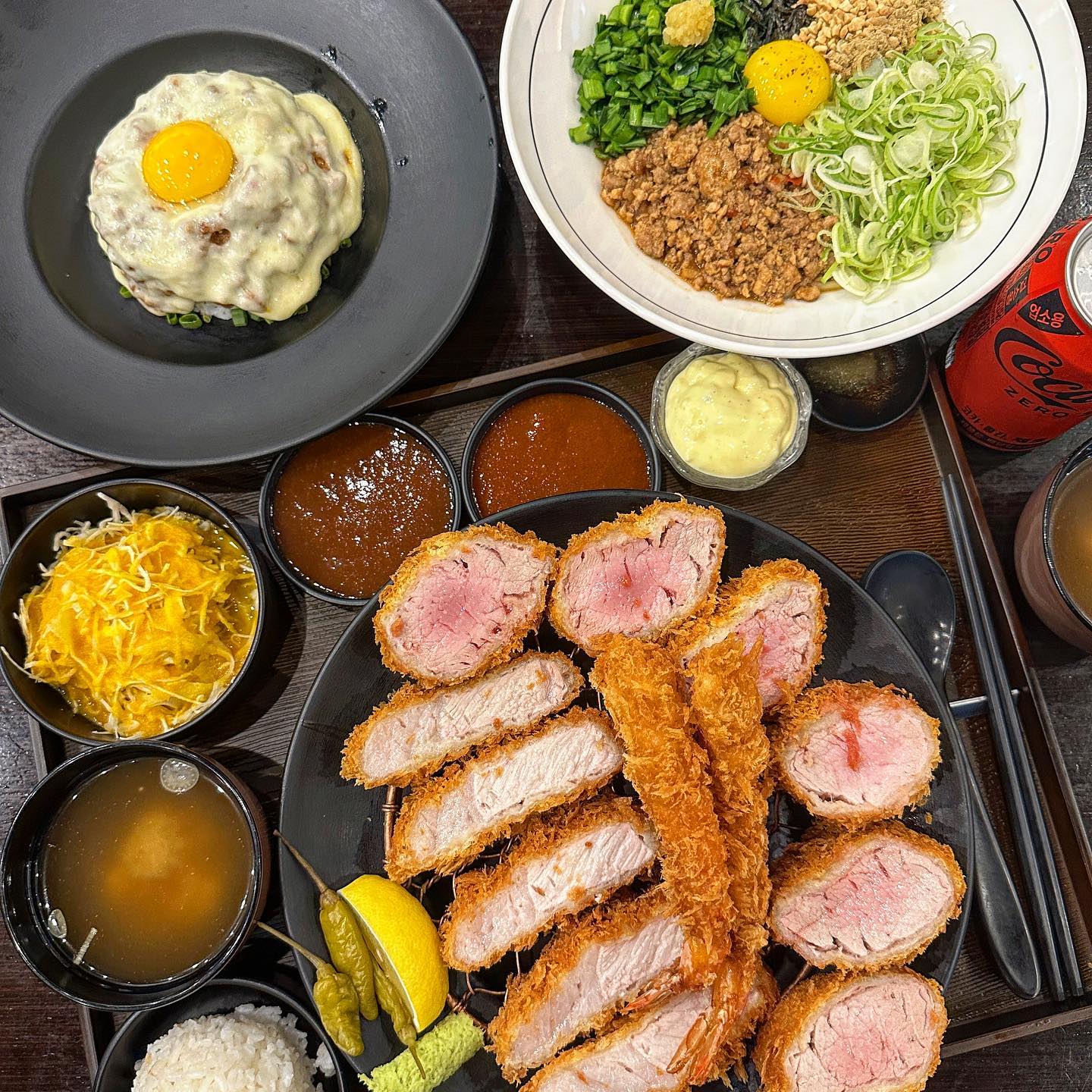 #협찬 ☑️송도 ☑️부타이5막
⠀
한줄평✏️ 맛, 비쥬얼, 양 모두 완벽한 송현아 맛집!
⠀
저번 주말에 친구들이랑 같이 송도 현대 프리미엄 아울렛 갔다가 점심으로 먹은 부타이5막!💛 여기 마제소바 맛집이라해서 마제소바 기본맛에 모듬카츠, 치즈 키마카레 요렇게 주문했어요✨
⠀
음식은 빠르게 가져다주셨고, 일단 마제소바부터 먹어봤는데 와... 너무 맛있어요😍 테이블에 놓인 다시마식초 뿌려서 먹었는데 감칠맛이 더 느껴져서 더 맛있더라구요ㅋㅋㅋ
그리고 모듬카츠는 양이 엄청나게 많아요ㅋㅋㅋ 안심, 등심, 새우 모두 다 부드럽고 존맛탱인데 저는 등심이 젤 맛났어유ㅎㅎㅎ👍🏻
마지막으로 치즈 키마카레는 위에 치즈이불이 뒤덮혀 있어요💗 카츠랑 같이 먹으니까 더 맛나더라구요ㅎㅎ
⠀
사실 셋이 먹기엔 엄청 많은 양이라고 하셨는데 너무 맛있어서 그릇 싹싹 비워냈어요ㅎㅎ 같이 간 친구들도 너무 맛있다고 하더라구요!💞 그리고 여기 직원분들이 너무 친절하셔서 기분 좋게 먹고 왔어요! 다들 송현아 가시면 꼭 들려보세요✨✨✨
⠀
⠀
#부타이5막 #송도맛집 #송도트리플스트리트맛집 #송도밥집 #트리플스트리트맛집 #마제소바맛집 #좋아요 #좋 #좋아요테러 #좋반테러 #좋튀 #좋반사 #좋테 #좋반환영 #좋반테러 #좋반사 #좋반환영 #먹팔맞팔 #먹스타맞팔 #좋아요폭탄 #먹팔해요