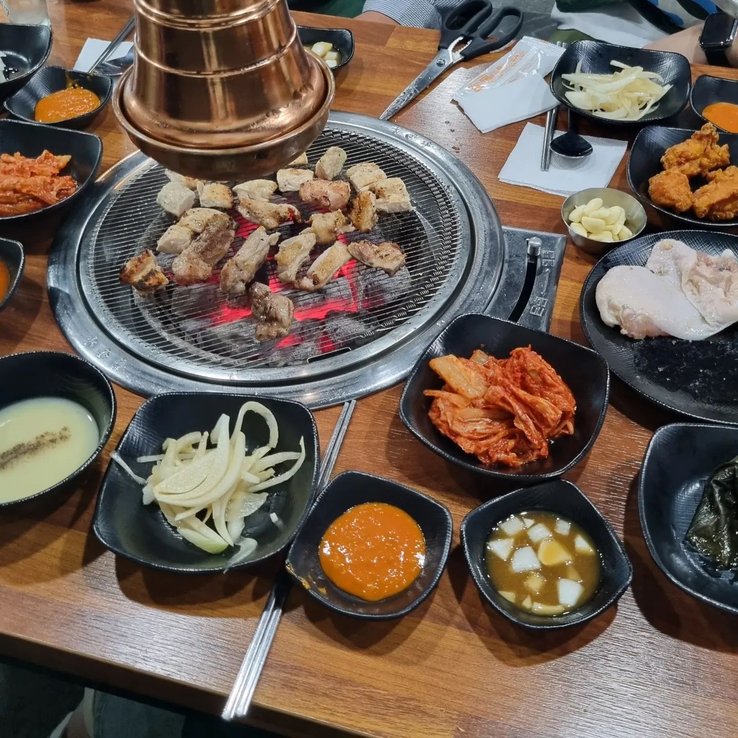 #협찬 #먹스타그램 #술스타그램
순천은 닭구이가 유명한데 그걸 무한리필로 먹을 수 있는 #순천닭구이무한리필
​
1인분에 18,900원으로 무한으로 먹을 수 있다는게 큰 장점!
​
자리에 앉으면 숯불을 넣어주시고 셀프바에서 바로 고기를 가져오면 되는데 사람들의 선호도가 높은 닭다리살이나 닭가슴살이 양념별로 재워져있고 똥집이나 닭발도 있어서 술안주 하기에 딱 좋음
​
닭고기 뿐 아니라 수프, 떡볶이, 치킨, 밥도 있어서 아이들과 같이 와서 아기의자에 앉혀서 같이 외식을 즐길 수 있어서 좋을 것 같음
​
닭구이를 먹을 때는 껍질을 위로 가게 먼저 구워준 후 타지않게 휘적휘적 굴려서 구워서 양파앙념장이랑 같이 먹으면 존맛탱!!
​
라면끓이는 기계도 있어서 마무리는 역시 탄수화물을 채울 수 있는 라면까쥐 호로록!
-
❣️#대나무집오천점
❣️전남 순천시 오천3길 8
❣️061-746-1430
❣️월~금 16:30~23:00
  토, 일 12:00~23:00
 (라스트오더 22:00)
-
#순천 #순천맛집 #순천오천동맛집 #순천오천지구맛집 #순천닭구이맛집 #순천무한리필맛집 #순천정원박람회맛집
#오늘아님​​​​