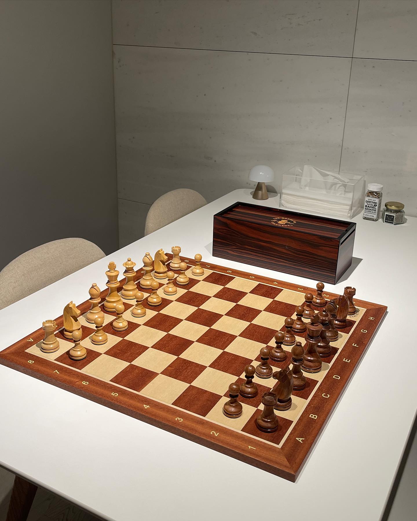 The House of Staunton Chess !!
HOS체스 노래를 부르다 드디어,,⠒̫⃝♟️
집요함 끝에 얻어낸 우리집 넥스트 게임ㅋㅋ#
체스 좀 둔다 하시면 연락주세요오?!

(𝑻𝒉𝒂𝒏𝒌 𝒖 𝒎𝒐𝒎𝒎𝒚—̳͟͞͞💁‍♀️ᩚ)

색상: #퀸스갬빗 에디션 (요즘 최애 넷플릭스 드라마🥸)

#chess #houseofstaunton #체스
