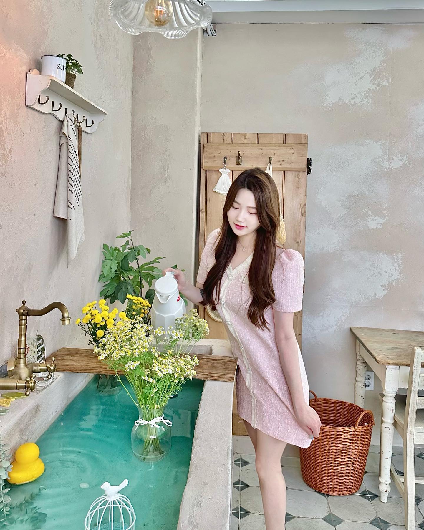 🖼️ 햇살이 창가로 비칠 때 분위기가 너무 예쁜 제주동화에 다녀왔어요!
입구에서부터 동화 속에 들어온 듯한 느낌을 주는 브런치 카페에요💖💘
어디에서 찍어도 사진 넘 예쁘게 나오더라구요👼🏻✨
오후 햇살이 제일 예쁠 때 3단 브런치 즐겼는데 넘 행복했어요🥹
제주동화의 시그니처 메뉴인 3단 브런치와 색감마저 청량한 제주에이드와 오로라에이드 추천드려요🍸🍹✨

📍 제주동화 s2_jeju_
서울 중랑구 면목로 476 3층 302호
⏰ 10:30-21:00 (월 휴무)

〰️초대받아 다녀왔습니다

#제주동화 #브런치카페 #브런치카페추천 #서울카페추천 #서울여행 #카페투어 #중랑구카페 #상봉카페 #상봉역카페 #망우카페 #상봉역브런치 #상봉브런치 #상봉역애견동반 #상봉역데이트 #중랑구이색데이트 #서울이색카페 #상봉동데이트 #중랑구애견카페 #중랑브런치 #면목동카페 #일상