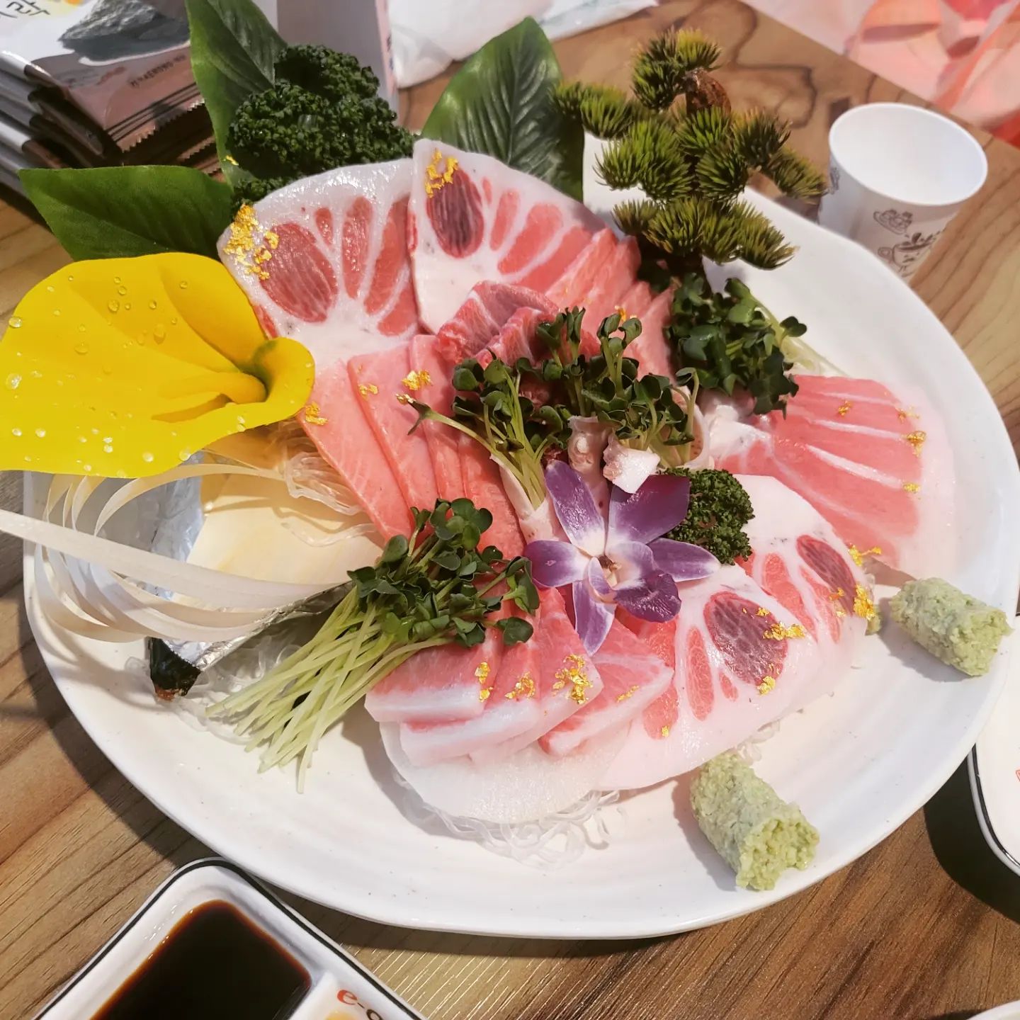 #신림역맛집 #거해참치 #오잇_신림
오랜만에 입안에서 살살 녹는 참치를 먹었네요~ 실장님이 참치에 대한 자부심이 엄청크셔서 와사비에 간장 그리고 참치만 먹었을때 맛있다고 하시더라고요! 그만큼 참치 퀄리티도 좋고 배터지게 먹었습니다!

저는 과감하게 거해 실버를 먹었는데요! 참다랑어로만 구성되어 있었어요 ㅎㅎ 배꼽살 보이시나요? 크기도 크고 비린맛도 전혀 없고 맛있더라고요! 입안에서 녹더라고요. 고개를 계속 끄덕이면서 먹게됩니다 ㅎㅎ 초밥으로도 먹고 추가로 리필도 해주셨는데요. 이때 가마살과 가마속살을 주셨는데 이게 별미더라고요! 식감도 좋고 담백하니 맛있습니다! 그리고 마지막에 곤이가 들어가있는 탕이 나왔는데 칼칼하니 술이 쭉쭉 들어가는 맛입니다. 다른 음식들도 깔끔하고 맛있어요~ 먹는동안 기분이 좋더라고요.

신림에서 참치 먹는다면 거해참치에서 또 먹을꺼에요~ 매우 만족했습니다!

네이버 검색창에 @오잇 검색하셔서 보시거나 혹은 프로필 링크를 클릭해주세요!
.
.
.
#음식스타그램 #먹스타그램 #먹스타맞팔 #먹스타맞팔환영 #jmt #존맛 #존맛탱 #맛집 #맛스타그램 #소통환영 #소통 #선팔하면맞팔 #신림맛집 #신림역 #신림 #참치 #맛있다그램 #무한리필참치 #저녁 #저녁메뉴 #저녁추천 #참치맛집 #신림참치 #신림역참치 #신림참치맛집 #푸드스타그램
