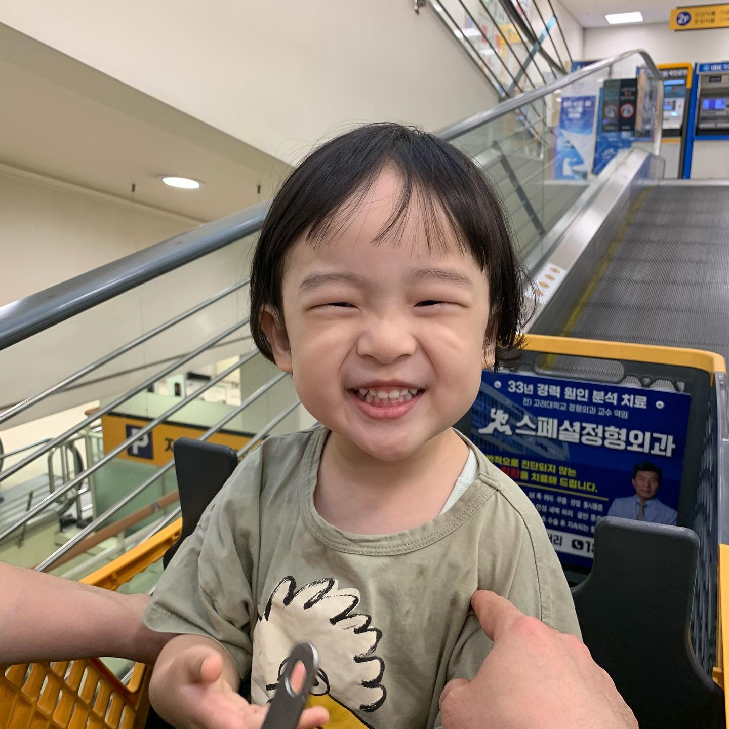 .
마트가 가장 좋은 모찌
매일 하원 후
👶🏼: “오늘은 어디가?! 롯데마트 가자~
티라노는 사는거 아니야 구경만 할께..”
라고 말하는 내새끼👍🏻
항상 구경만하고 놀다 집으로 돌아온다..
기저귀 떼면 티라노 사줄께🤍
.

#1079days
#35months #35monthsbaby #35개월아기 #35개월아들 
#생후1079일 #4살 #4살아기 #4살아기일상
#흰쥐띠 #아들맘 #아들맘그램 #아들일상 #아들스타그램 #아들 #사랑해 #아가스타그램 #육아기록 #모찌 #모찌일상 #성장일기 #등원룩 #모찌룩 #마트 #참새방앗간 
#쥐띠맘 #일상 #데일리 #지한이가사는집 #모찌한