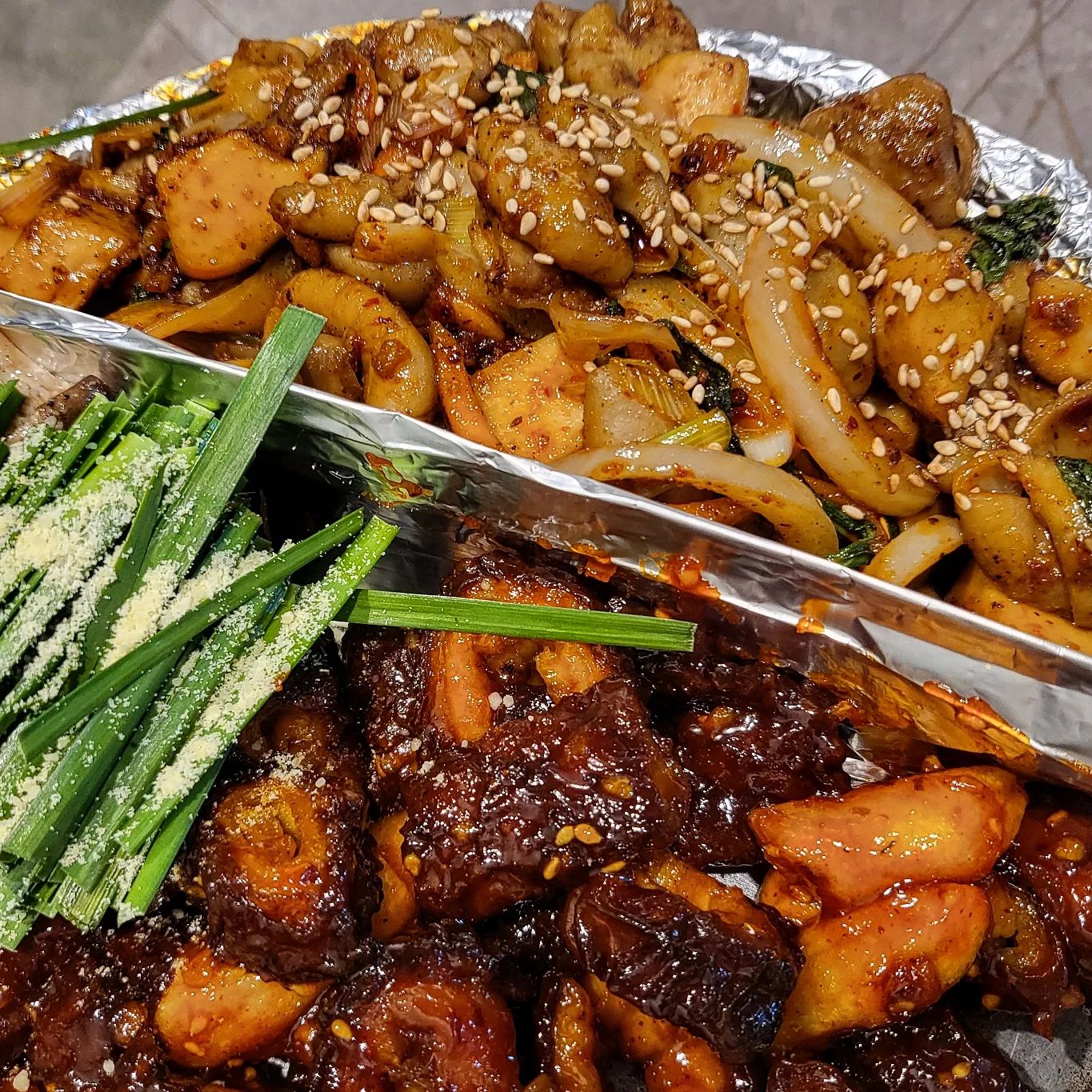 너무 맛있어서 이틀연속 방문한 #만득이곱창 💕💕

알곱창,양념막창,소금막창 다 잡내하나없이 부드럽고 맛있는데 그 중 알곱창이 진짜 너무너무x1000000 미치도록 맛있다🩷🩷

(논현역근처에 있다가 최근 이전한 건데 더 맛있어진 듯❤️‍🔥❤️‍🔥) 

논현동에서! 영동시장에서! 막창,알곱창 땡길때는 무조건 요기 가기를 추천! 왕추천!💜

🎈만득이곱창 논현점
🎈서울 강남구 강남대로124길 36 1층 

#집가는길에있다는게함정🙊
#집갈때마다들리게생겼네 

#만득이곱창논현점 #논현맛집