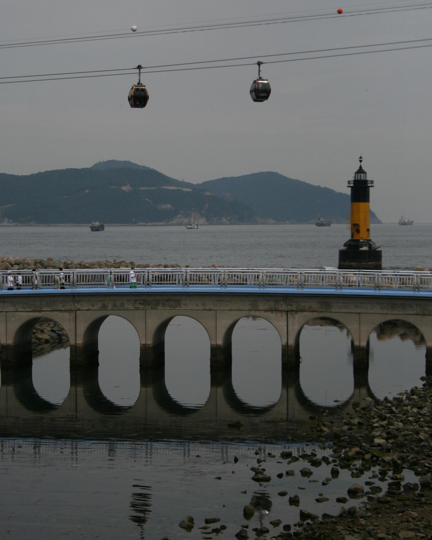 다리 위 케이블카 동동