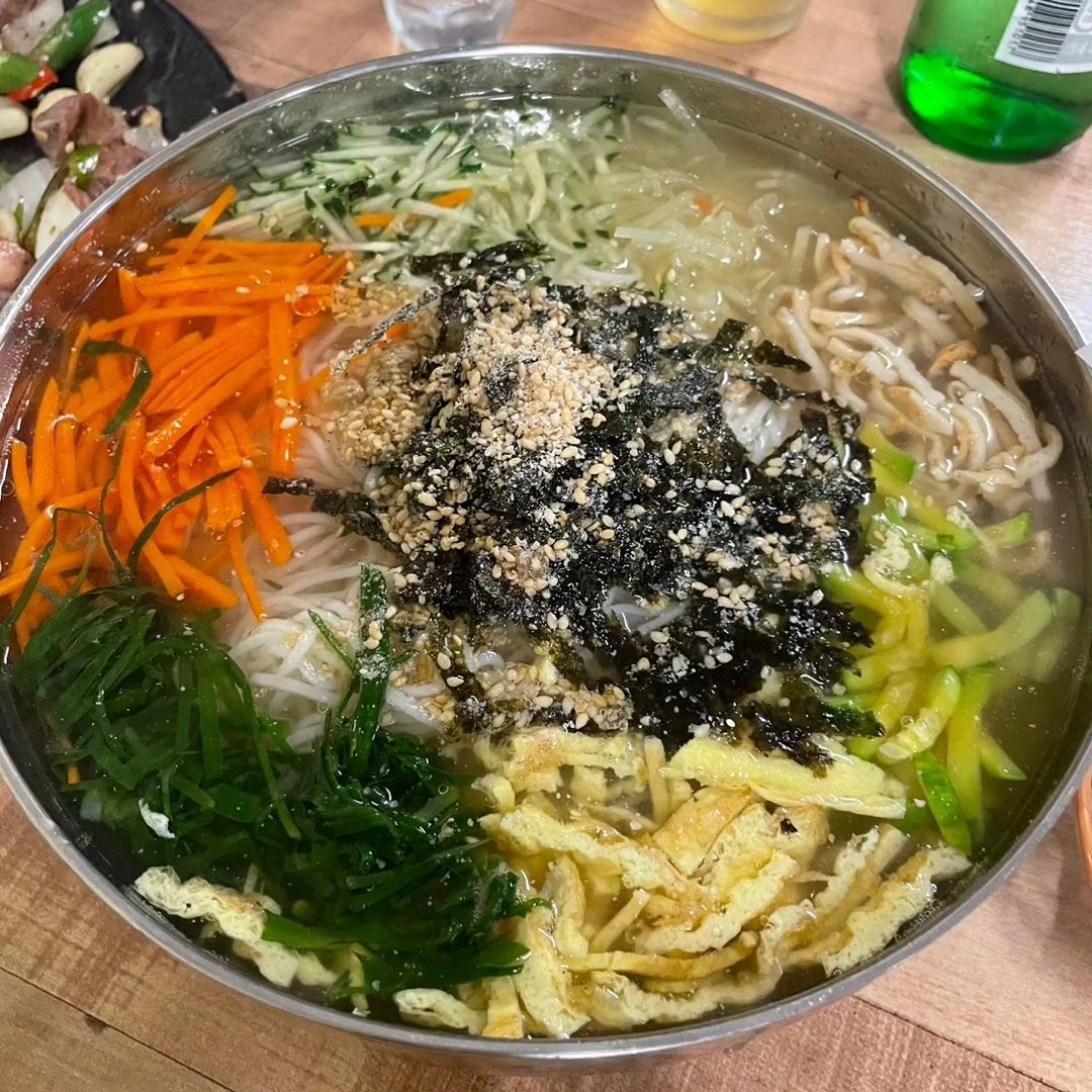 언양까지 택시타고 가게 되는곳
동료 선생님 엄마가게라 회식하러 갔다가 손맛에 반해서 일부러 가는 #도연네닭통
마늘소스 들어간 옛날통닭
상큼한소스의 비법이 뭔지ㅎㅎ 2호점 차리고 싶었던 찐맛집
어머니 최고👍 
#울산언양맛집#언양통닭#옛날통닭#마늘통닭