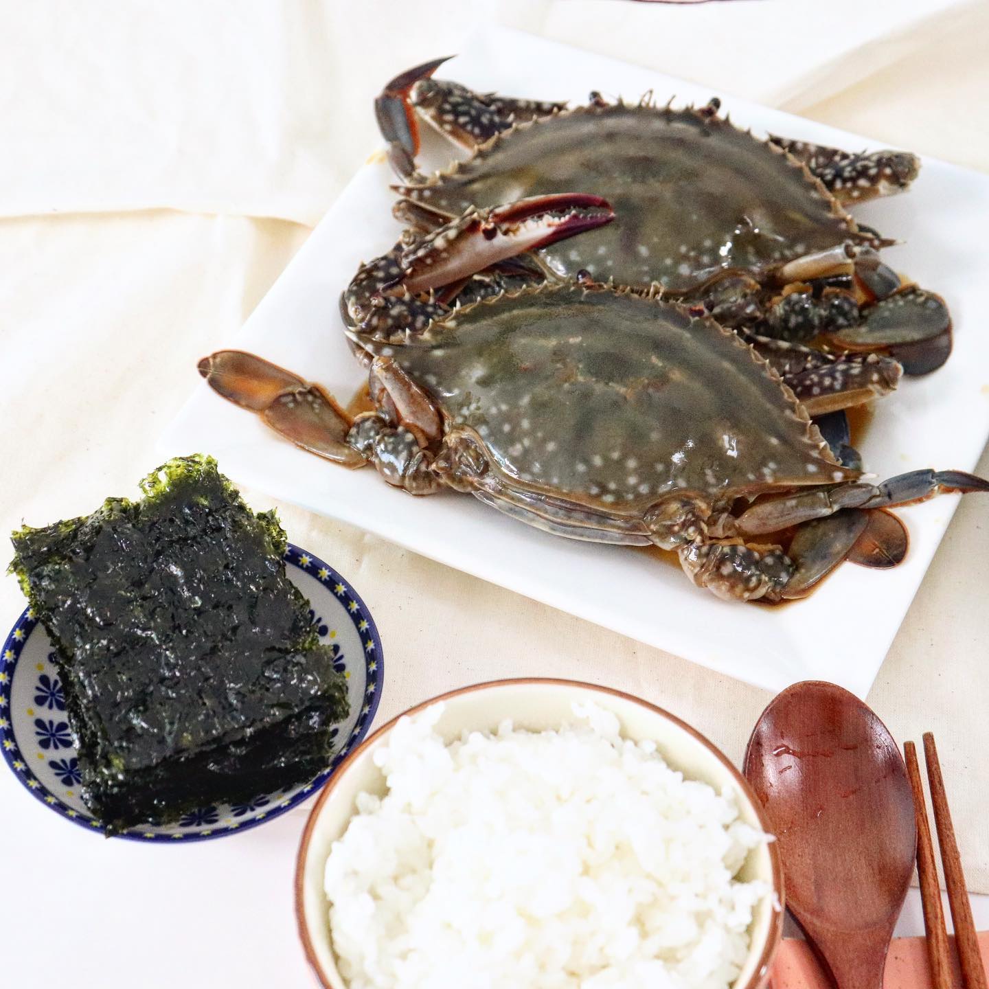 #협찬 #간장게장

[이군마켓] 프리미엄 간장게장🦀

날이 슬슬 더워지다보니 입맛이 뚝.. 떨어지는 1인🤭
이럴땐 !? 밥도둑 바로 불러와야겠죠 😏!?

🔍쿠팡 검색:이군마켓 들어가 주문!!
큼지막한 100% 국내산 연평도 #최상급암꽃게 를 가득가득 담아
#쿠팡배송 으로 빠른배송 서비스를 이용할수가 있었는데요 !📦

<이군 남도게장>의 프리미엄 간장게장은
✔청결한 환경에서 깨끗하게 만들어 안심가득 맛있게 즐길수 있고
✔역시나 크기부터 남다른데 영상 보시면 알이 아주 그득그득 끝내주는건 안비밀 😁

이뿐만 아니라 특제소스로 배합해 만든 간장게장이라 그런지
단짠단짠 조합이 매력터진다 증말로 !!!!!!👀

간장게장 다 건져먹고 남은 간장은
뜨거운 밥에 버터 슥슥 비벼 간장버터계란밥 만들어 먹으니🍚
환상이 따로없네요 🤩

배송도 너무 깔끔하게 도착해서 간장소스 1도 묻어나지 않아서 너무 맘에들었고
맛은 말해뭐해 말모말모 !!👏🏻

찐으로 반해버린 이군마켓 프리미엄 암꽃게장 미쵸따링 😚
간장게장 좋아하는 친구들에게 입소문 각이네요 ☺

#간장게장택배 #암꽃게장 #간장게장반찬 #이군마켓 #간장게장무한리필 #간장게장배달 #디너의여왕 #간장게장주문 #게장백반 #게장먹방 #게장정식 #게장맛집 #게장비빔밥 #게장밥