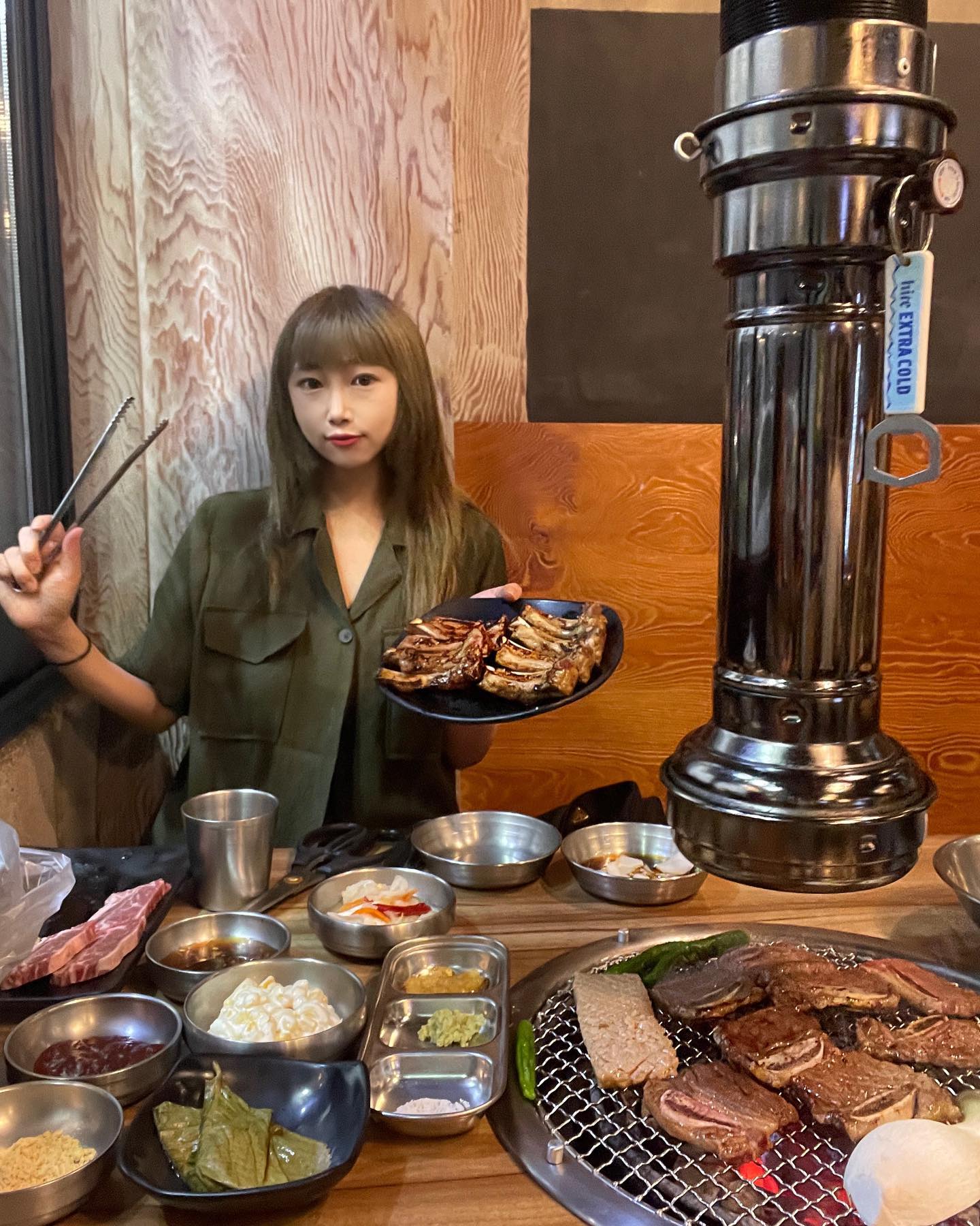#협찬 저희 동네에 숨은 맛집이 있다 해서 갔다 온 삼각지 쪽갈비🥩
은근 뼈 발라 먹는 거 못하는 저 같은 분 손👋 
삼각지 쪽갈비는 야들야들 부드러운 식감에 먹기 좋게 반쯤 잘라져 초벌 작업이 되어 나와 살짝만 익혀서 바로 먹으면 돼서 편하게 먹을 수 있었어요! 그냥 먹으면 담백한 맛에 원하는 소스 콕 찍어 취향껏 먹을 수도 있고 뼈에도 살이 많이 붙어있어 발라먹는 재미는 덤👍
퐁듀같이 녹인 치즈에 돌돌 말아 싸먹는 쪽갈비+치즈 조합!! 거기에  굽기 편하게 커팅 되어 나오는 LA갈비를 사이드 메뉴인 시원한 
김치말이 국수에 얹어 싸먹는 꿀 조합 참고하기🤭
중간에 무료로 제공되는 돼지껍데기까지 쫄깃하게 구워 먹고 
차돌 된장찌개까지 한입 딱! 해주는 순간 소주가 자동으로 생각나는 맛 아시나요?! 비가 엄청 쏟아지던 날 갔는데도 테이블이 만석이었을 정도로 맛집이였는 삼각지 쪽갈비 정보 공유해 드려요 :)
sam__jjok 
📍영업시간 : 17:00 ~ 24:00 (매주 월요일 휴무)
 라스트 오더 (22:30)
📍 주소 : 대구 남구 현충로 235 1층 삼각지 쪽갈비

#대구 #고기 #대구맛집 #삼각지쪽갈비 #대구쪽갈비 #대명동맛집 #쪽갈비맛집 #la갈비맛집 #대명동계대맛집 #대구핫플#먹스타 #맛집소개 #대구숨은맛집 #쪽갈비 #food #일상먹방 #맛스타그램