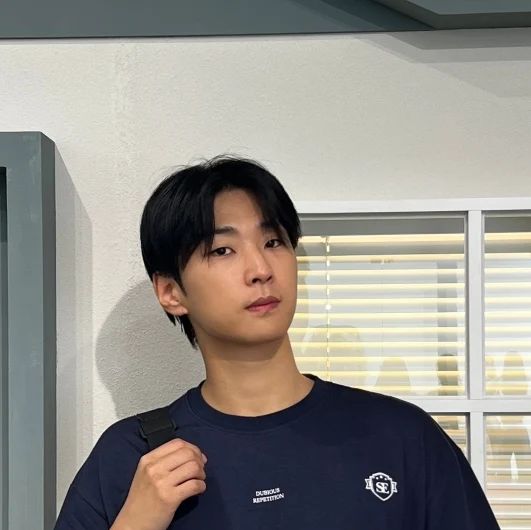 우기 on Instagram: "#광고 @standarderror_official 스탠다드에러 반팔 너무 예쁘잖아요? 간단히 설명드리자면 재질은 면 100%, 고품질 원단으로 국내자체제작, 옷의 변형을 최소화 하기 위한 가공법을