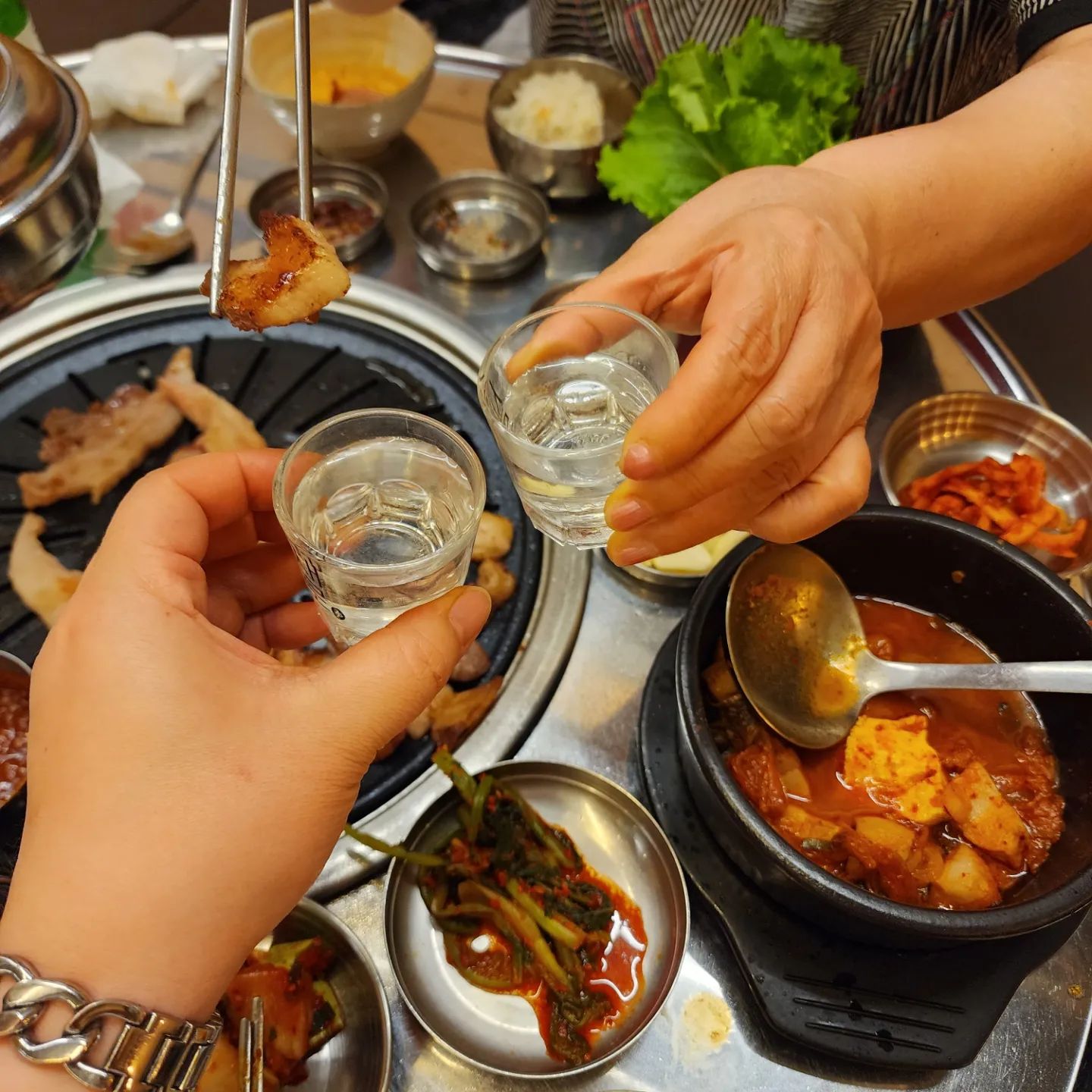 #깡돈

오랜만에 고기 맛나게 먹었구마잉
#잘먹었습니다 

#천호동맛집 #천호동고기집 #모소리 #덜미살  #뽈살 #돼지김치찌개 #밀면 #맛있다 #녹는다녹아 #소주한잔 #한잔혀 #짠짠짠 #배터짐주의 #먹고먹고또먹고 #먹스타 #먹는게남는거