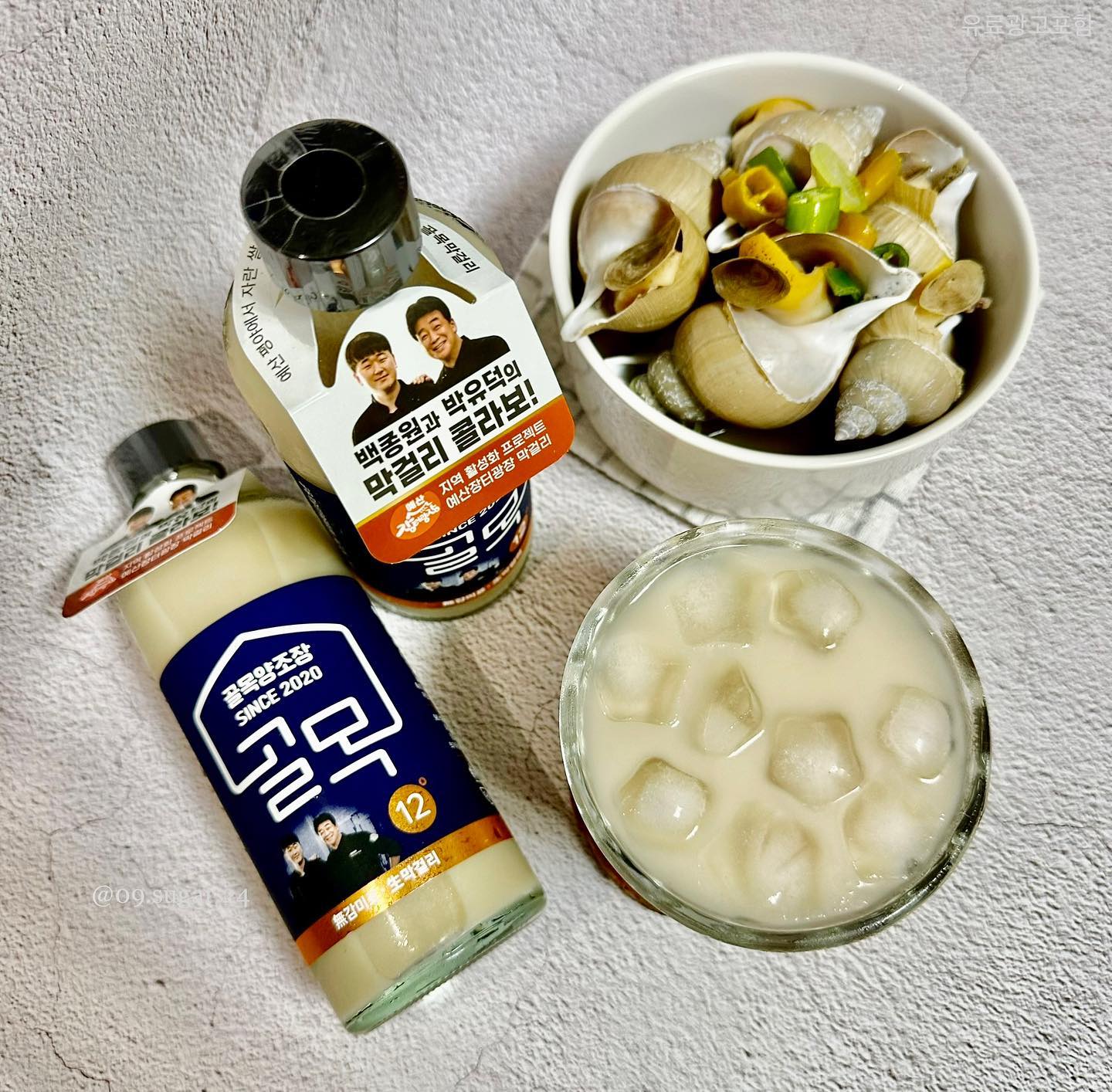 주말에 폭염주의보인데 골뱅이에 얼음동동 띄운 막걸리 어떠세요???!😳🩵

지이인짜 맛있게 먹은 막걸리 추천드려 보려구요!🙌

‘골목막걸리’는 백종원의 골목식당에서 양조전문가 박유덕 사장님과 함께 만든 프리미엄 막걸리 랍니다 :)
예산의 맑은 물과 품질 좋은 쌀로만 특허받은 기술로 인공 감미료 없이 쌀 본연의 단맛만 담았어요!

기존에 다른 막걸리보다 확실히 바디감이 진한데 진하면서 또 부드럽고,,,! 도수도 12도로 막걸리 치고 높은편인데도 부담스럽지도 않고,,! 또 진하다 보니 얼음 넣어 먹기 너무 좋더라구요><ㅎㅎㅎ 말하고보니 이거 완전 매력있죠?👏👏

이제 날씨도 더워지고 비도 자주 오고,, 막걸리 땡기는 날이 자주 있을거 같은데 골목막걸리 한번 드셔보세요~~~!
프리미엄 막걸리다 보니 유리병에 담겨있고 패키지도 깔끔해서 선물하기도 좋은거 같아요!💛🩷

▶️ golmok_drink 

그나저나 6월인데 벌써 폭염주의보라니 ㅠㅠ 
7,8월 얼마나 더 더울까요😭
울님들 올여름 건강 잘 챙기세요 !!🫶🏻

.
.
.
.

#막걸리 #프리미엄막걸리 #골목막걸리 #생막걸리 #막걸리추천 #막걸리선물 #골목양조장 #탁주 #전통주 #막걸리맛집 #막걸리안주 #술 #술스타그램 #술안주 #안주 #오늘뭐먹지 #주말 #먹스타 #먹스타그램 #먹스타맞팔 #좋아요