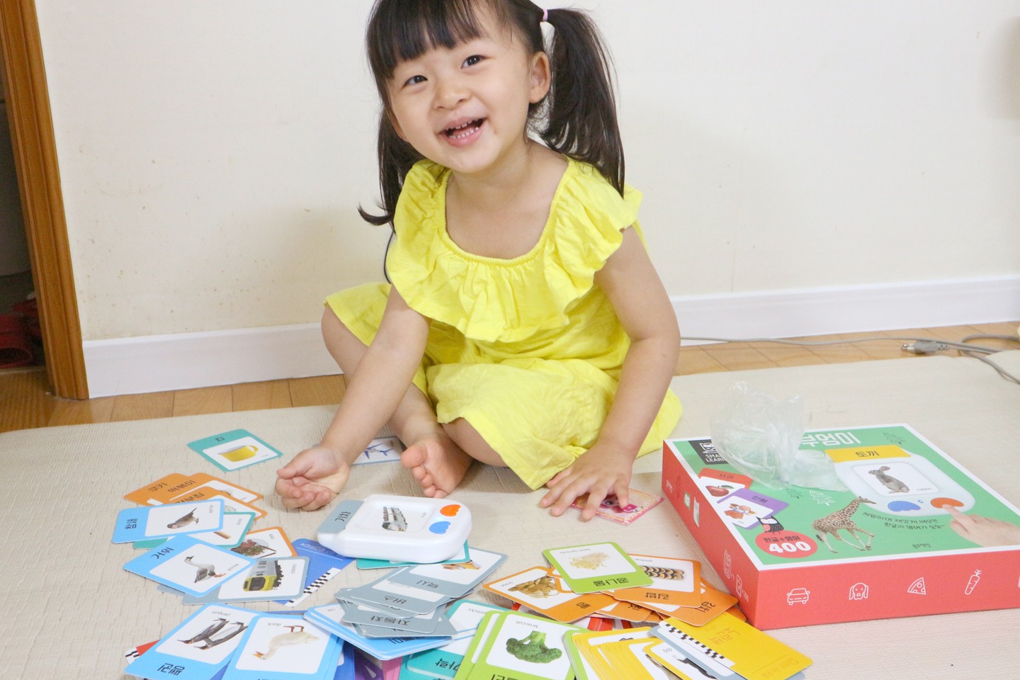 .
#블루래빗 #캥거루스쿨 #유아한글
.
.
.
지금 예니가 한글에 관심있는 시기여서 그런가 너무 적기인 유아교구 구성 모듬이었다
.
<척척 한글 자석놀이>
단어와 동일한 글씨를 만들어 가면서
자음과 모음을 퍼즐 맞추기처럼 이리돌리고 저리돌리는 과정에
사실은 자음과 모음이 결합되어야
하나의 소리를 내는 글씨가 완성되는 것이라는 것을
어쩌면 직관적으로 느껴가겠구나 싶었다
.
.
<말하는 부엉이 한글카드>
카드를 끼우면 소리가 나니까
일단은 글씨를 읽어낸다기 보다는
어휘력 향상을 위한 유아교구 놀이로 사용하기에 너무 좋았다!
첫째 7살 유니와는 이걸로 게임 진짜 무쟈게 하는 듯!
.
.
.
.
#유아전집 #육아스타그램 #육아 #책육아 #책스타그램 #5세 #유아교구