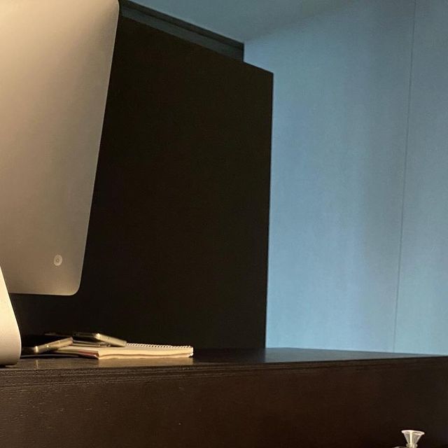 서현 on Instagram: "오늘은 공방에서 버가못 그리고 수선화 향을 가득담아 나만의 향수를 만들어 봤다💐 조향사 없이 튜토리얼을 따라 향수를 만드는 공방이라 차분하고 조용한 공간에서 오