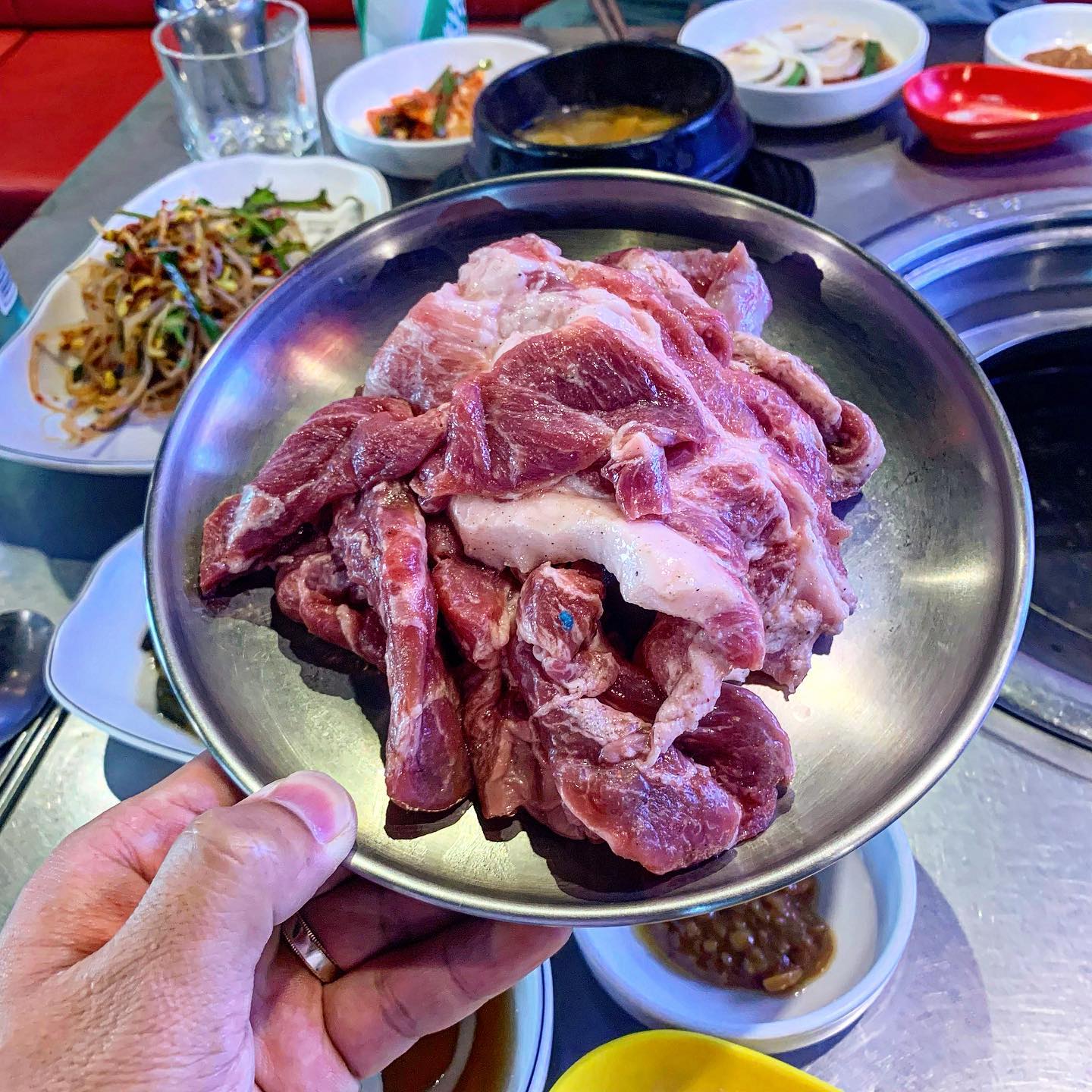 .
[ #수원 _ #숯불에뒷고기 ] [ #내돈내산 ]
-
뒷고기가 이렇게 맛있는 부위인지
이제서야 알았습니다🫢🫢
엄청 부드럽고 쫀득하고 오독오독하고 난리난리🥩

원래 도축업자들이 맛있는 부위만
뒤로 빼돌려 먹은데서 유래됐다고 하더라구요

여기는 수원 남문 통닭거리 주변에
위치해있었는데
야외 테이블이 2-3개 정도 있어서
날씨 좋은 날 야장 느낌으로 먹어도 좋을 것 같더라구요⛱️

고기와 같이 나오는 밑반찬들도 맛있어서
고기만 소금찍어먹고
반찬이랑도 같이 먹고 여러 맛을 느낄 수 있었습니다🍱
-
#수원남문 #수원남문맛집 #수원천 #행궁동 #행궁동맛집 #행궁동맛집추천 #특수부위 #뒷고기 #뒷고기맛집 #뽈살 #덜미살 #돼지고기 #돼지고기맛집 #숯불구이 #데이트 #야장