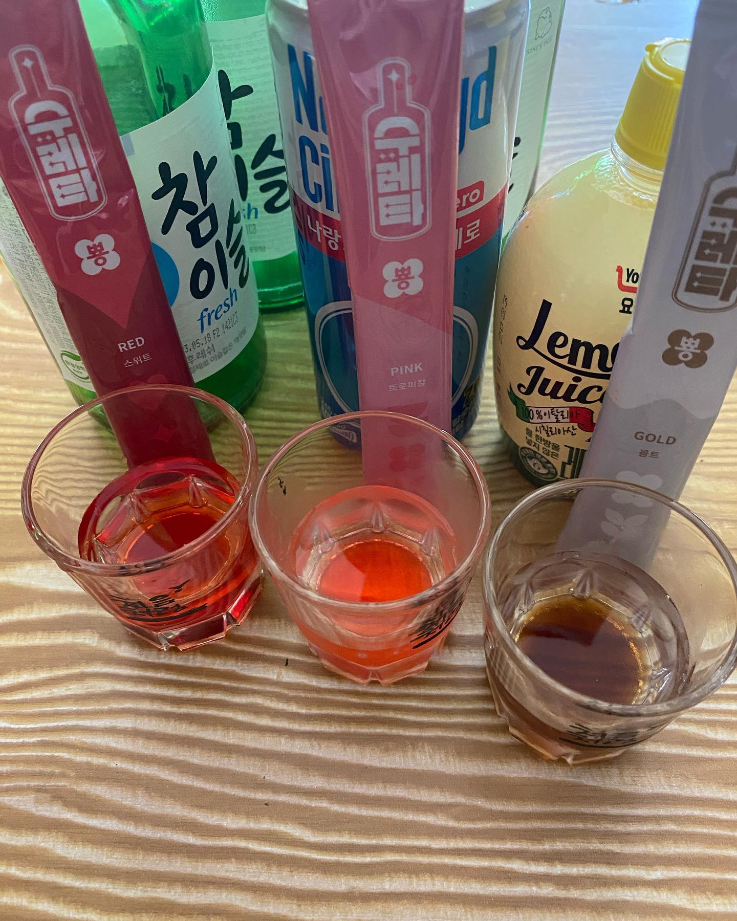 #협찬 🍷수레타뿅🍷

맛있는 술을 더 맛있게 먹는법🤔
향긋한 향으로 소주의 쓴맛을 잡아주는 베이스라
소주, 양주,맥주,보드카 등등 모든술에 어울림👍
회식장소나 캠핑자리라면 무조건 챙기기!!!
과하지 않은 달달함이 술맛도 헤치지 않고
술과 단짝칭구 수레타뿅🍺🍶🍹🥂🍾
스틱형이라 휴대도 용이하고
케이스상단 손잡이는 머리끈으로 사용가능

☑️ 수레타뿅 믹스 (핑크+레드+골드)

💢주의💢
지나친 음주는 뇌졸증, 기억력 손상이나 치매를 유발합니다
임신줄 음주는 기형아 출생 위험을 높입니다
.
.
.
.
#수레타 #수레타뿅 #주류첨가제 #소주첨가제 #소주칵테일만들기 #술에타면맛있게뿅간다!RTD #수레타뿅믹스(핑크+레드+골드)세트 #수레타뿅레드스위트 #수레타뿅핑크트로피칼 #수레타뿅골드몰트 #수레타뿅블랙프리미엄 #수레타뿅믹스(레드+핑크+골드)