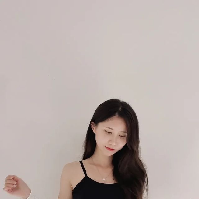 🍒체토 on Instagram: "#협찬 쫀쫀하고 편한 #마른파이브 크롭나시. 베이직하지만 센스있는 아이템이라 마음에 들어😙🖤 @marun5_official . . . #광고 #데일리룩 #이너 #일반인모델 #좋반 #운동하는