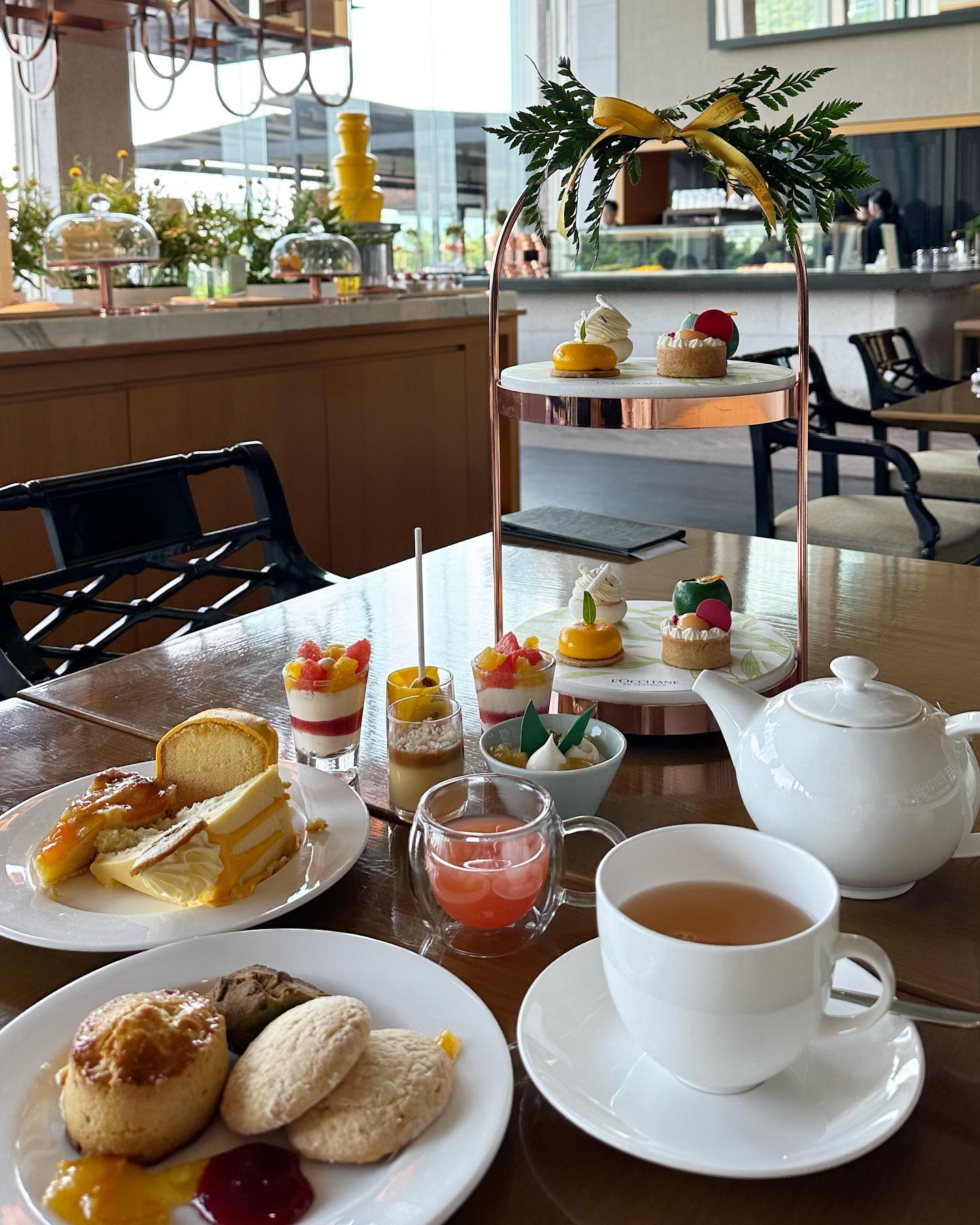 Refreshing Summer Chilling in VERBENA 

구성이 알찬 그랜드 하얏트 서울 애프터눈티셋
샤퀴테리, 커피/티, 치즈보드, 세이버리, 티샌드위치, 커뮤널테이블, 애프터눈티스탠드, 아이스크림 소르베 트롤리 
내 최애는 관자베이컨 꼬치 💚.

👶🏻 잘자서 평화로운 애프터눈이었다가 멱살잡히고 머리뜯기는 아빠&엄마. 그래도 이정도면 굳 👏🏻

#그랜드하얏트갤러리 #그랜드하얏트서울 #애프터눈티세트 #가족나들이 #아기랑 #디저트그램 #육아일기