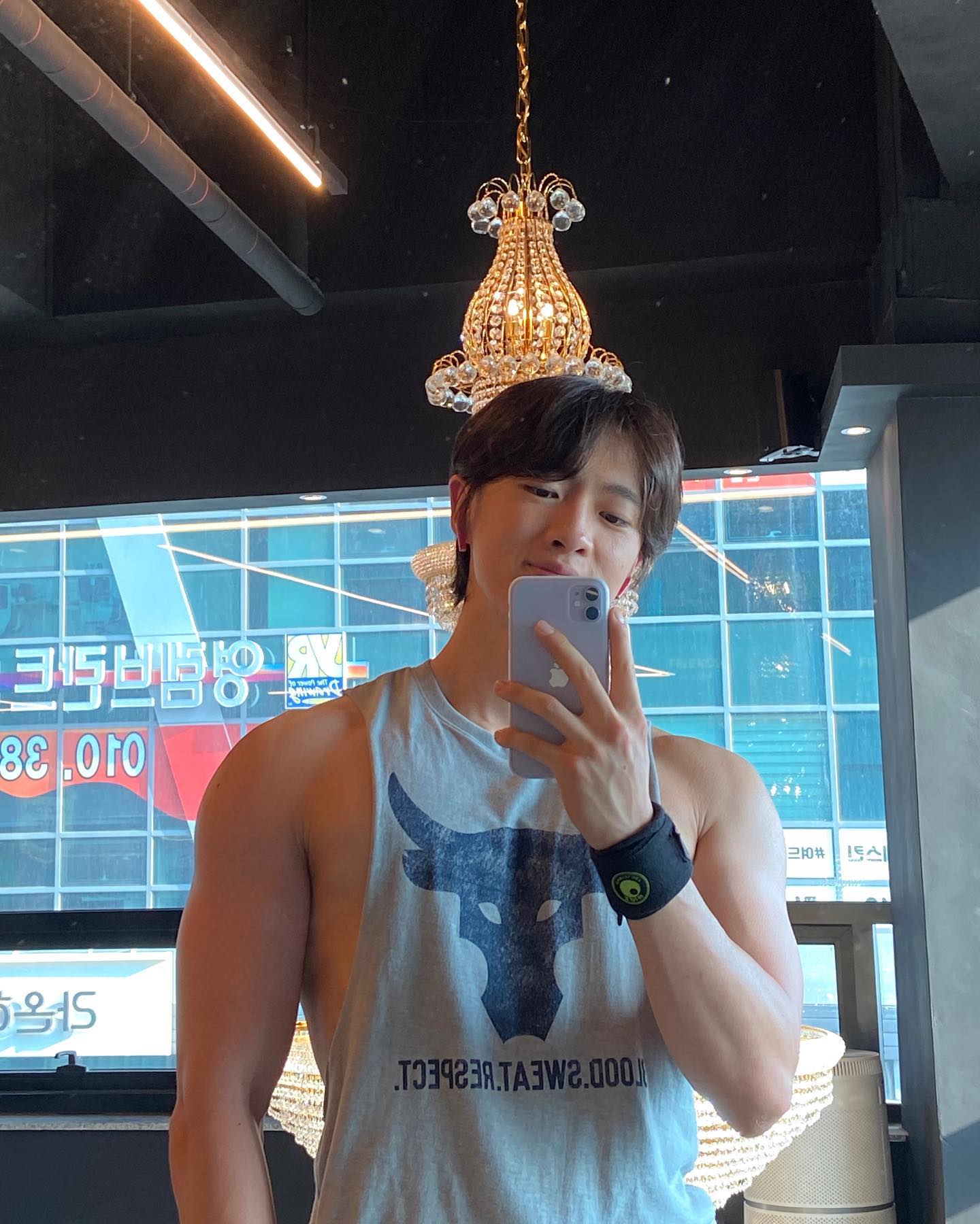#오운완
2023.06.18

📌근손실 복구 프로젝트 D+65
📌어깨
📌디오, 원슈타인 - I’m Gonna Love You

어제 스터디에서 이 전에 준비한 자료 발표가 있어
이번 주는 목금토는 깔끔하게 오운쉼하고
개인사업 + 스터디에 집중했습니다🤙🏻

3일 오운쉼했더니 에너지가 남아돌더라구요
바로 헬스장 출석해서 어깨운동하는데 다 태워버리기

쉬었다가 운동가면 중량도 막 잘 들어지는 느낌? 
뭔지 알죠?🤪🤪🤪

이번 주말은 쉰 것 같지가 않은 느낌이라..
좀 아쉽긴 한데 어쩌겠어요 달려야죠😇

힘내서 다음 주도 열심히 같이 달리는 걸로🔥🔥🔥