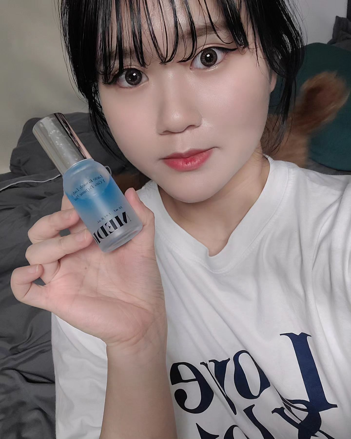 #협찬 

유산균이 함유된 제품이라 하루에
몇번이라도 뿌려주고있어요 
EWG 유해성분인 향료 무첨가 및
가려움 및 알레르기 (알러젠)을 유발할 수있는
오일도 사용하지 않아 안심하고 사용할수
있는 락토리메디 레이디스 Y케어 퍼퓸 미스트!
이걸로 냄새도 잡아주고 관리도 함께 하고있어요

근본적인 원인을 직접 케어해야 하니까
향으로만 가리기 보다는 특허 유산균으로
유해균을 제거하고 pH 밸런스를 조절해
원인을 직접 케어해주고있어요
사탕수수추출물을 사용해서 불쾌한 냄새를
유발하는 물질을 흡착하고 냄새를 감소시키고
프랑스의 권위있는 향료사에서 향료 없이 향을 내는 추출물들을 조합하여 자연의 은은한 향을 구현한
미스트 제품이라 부담없이 뿌려요!!

사이즈도 작고 휴대하기 편해서 들고 다닐수있고
어디서든 뿌리기 좋아요 자일리톨과 쿨링 에이전트
성분 덕분에 뿌리는 즉시 쿨링감과 보습감도 
느껴지고 얼굴에 뿌리듯이 Y존 혹은 속옷에
뿌려주면 간편하게 데일리케어가 가능해요

✅️ 냄새 뿐만 아니라 건조함케어
✅️ 향료 및 오일 ZERO로 안심하고 사용가능
✅️ 냄새의 근본적 원인케어
✅️ 믿을 수 있는 안심 설계
✅️ 언제 어디서나 간편한 사용
✅️ 피부 저자극 테스트 완료
✅️ 전 성분 EWG 그린등급,알러젠 유발물질 26종 불검출

#메디온 #메디온퍼퓸미스트 #이너퍼퓸 #퍼퓸미스트 #Y존향수 #Y존케어 #Y존보습 #향료무첨가 #알러젠프리
