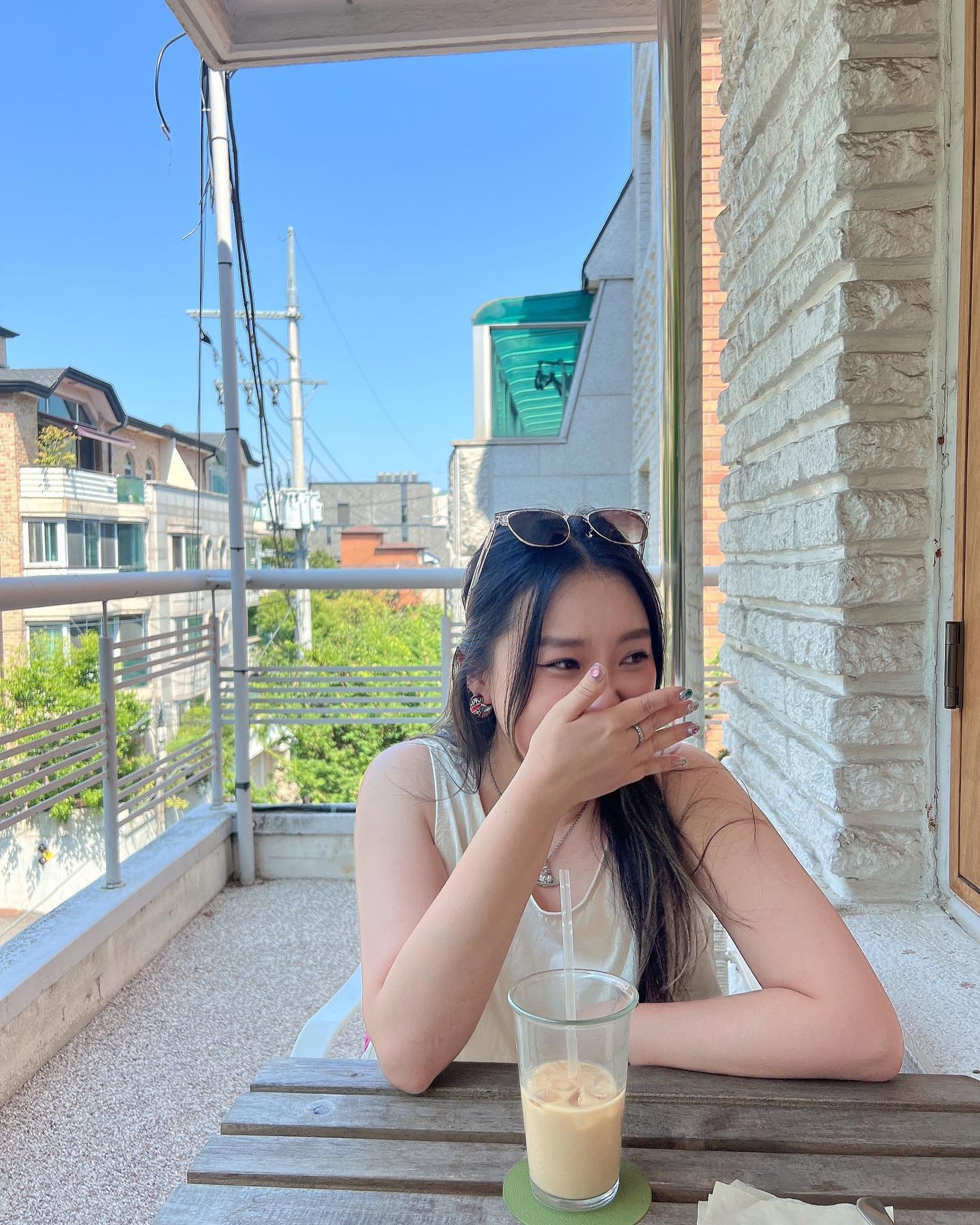 다 된 내 사진에 고양이 뿌리기…😹
아직 못올린 3795장의 사진은 제쳐두고… 일단 올리고 보는 오늘의 기억..☀️ 오늘 좋은 기운 받아 짧은 시간에 4차까지 달린 우리 칭찬해… 👏🏻 워터파크로 시작해 도깨비파티로 끝난 주말 😹😹너무 재밌었쨔냐아아🔥
.
.
.
.
#일상#주말#한남동#한남동카페#한남동맛집#오지힐#사운즈한남#셀피#셀카#셀스타그램#이태원카페#이태원#데일리#데일리룩#집사스타그램#치즈냥#daily#weekend#seoul#hannam#itaewon#selfie#selca#ootd#jwanderson#catstagram#koreanmakeupartist