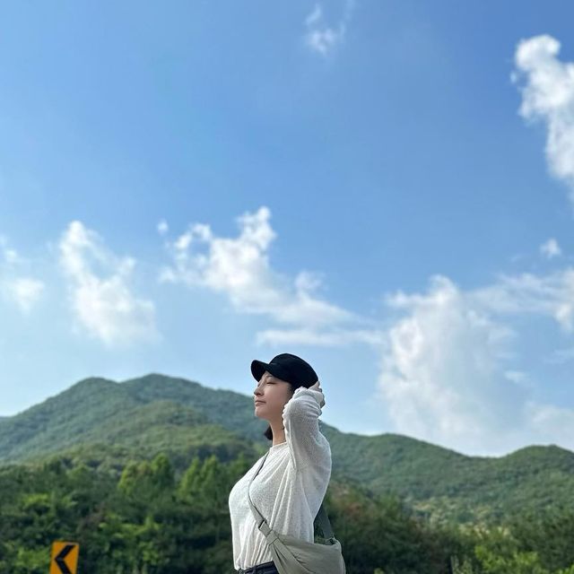 한지우 on Instagram: "#광고#반달#크로스백 ⠀⠀⠀⠀⠀⠀⠀⠀⠀⠀ 요즘 맨날 메는 오필스타일 반달 크로스백 🫶🏻 색감도 예쁘고 가벼운데 필요한 것 다 들어가고 방수도 되서 비 많