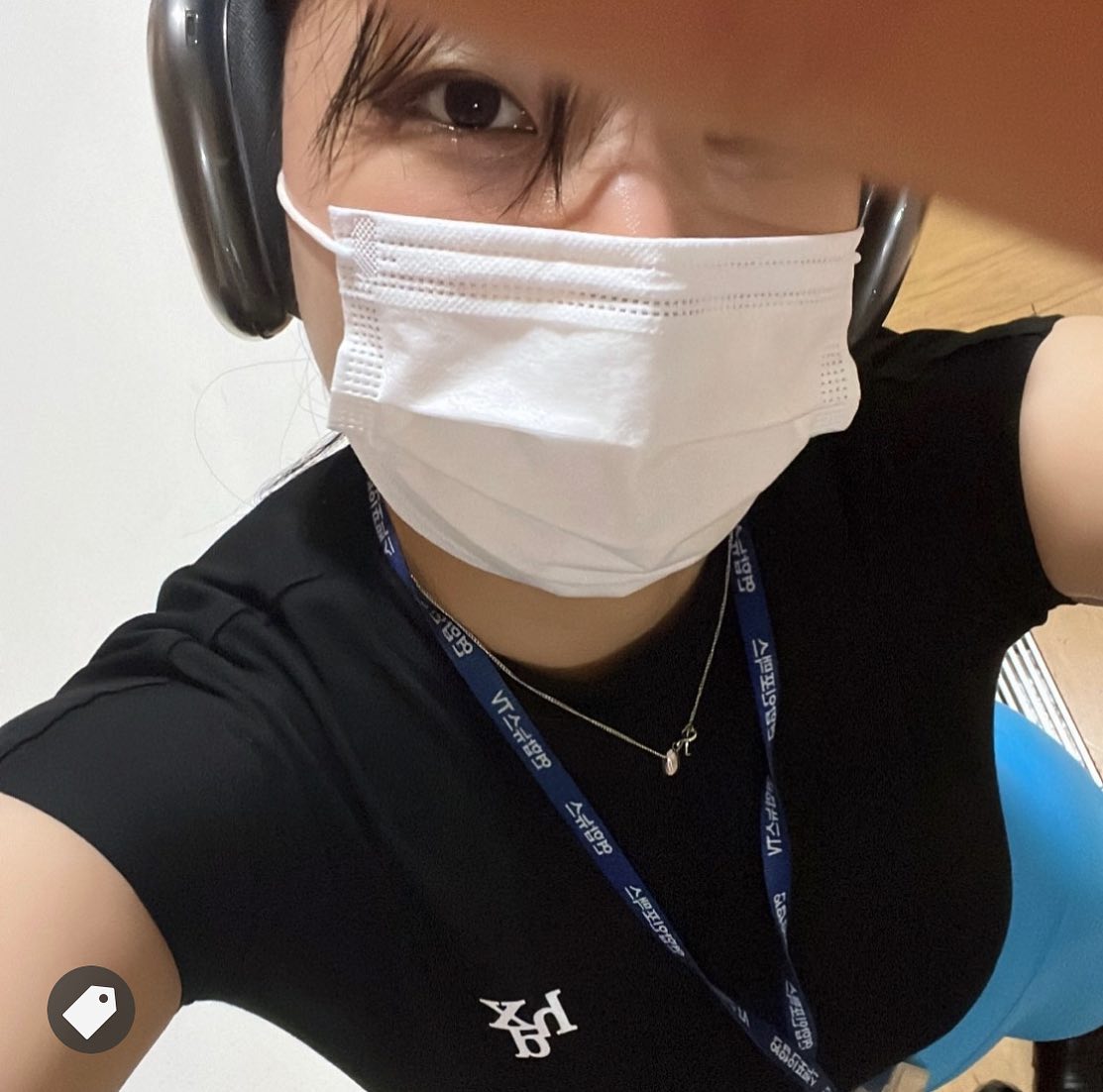 곧 죽어도 실버파지만 맥스는 스그가 진리
회사에서 다양한 색상 써봤지만
캐노피 색이 밝으면
뭔 머리띠 한 거 마냥 웃김(익숙해지면 뭐든 괜찮겠지만)
머리통 모양과 사이즈가 드러나는 느낌••?
그래서 스그가 착샷 사진 기준 2만배 이쁘게 나온다
(각도 틀고 어찌저찌하면 실버도 괜찮지만 자연스러운 사진 포함 모든 사진 기준••)
당연히 제품만 단독으로 찍으면 실버가 예뻐보임
방구석에 쳐박아 둘 거 아니구 매일 쓰실 거면 저는 스그를 추천드리겠습니다

그냥 그렇다고요 저는••

#오오티디 #에어팟맥스 #에어팟맥스스그 #오늘의코디 #운동룩 #오오티디챌린지 #ootd #ootdfashion #ootdstyle #korean #koreanstyle #airpodmax #hdex #xexymix #selca #selfie #selfies #likesforlike