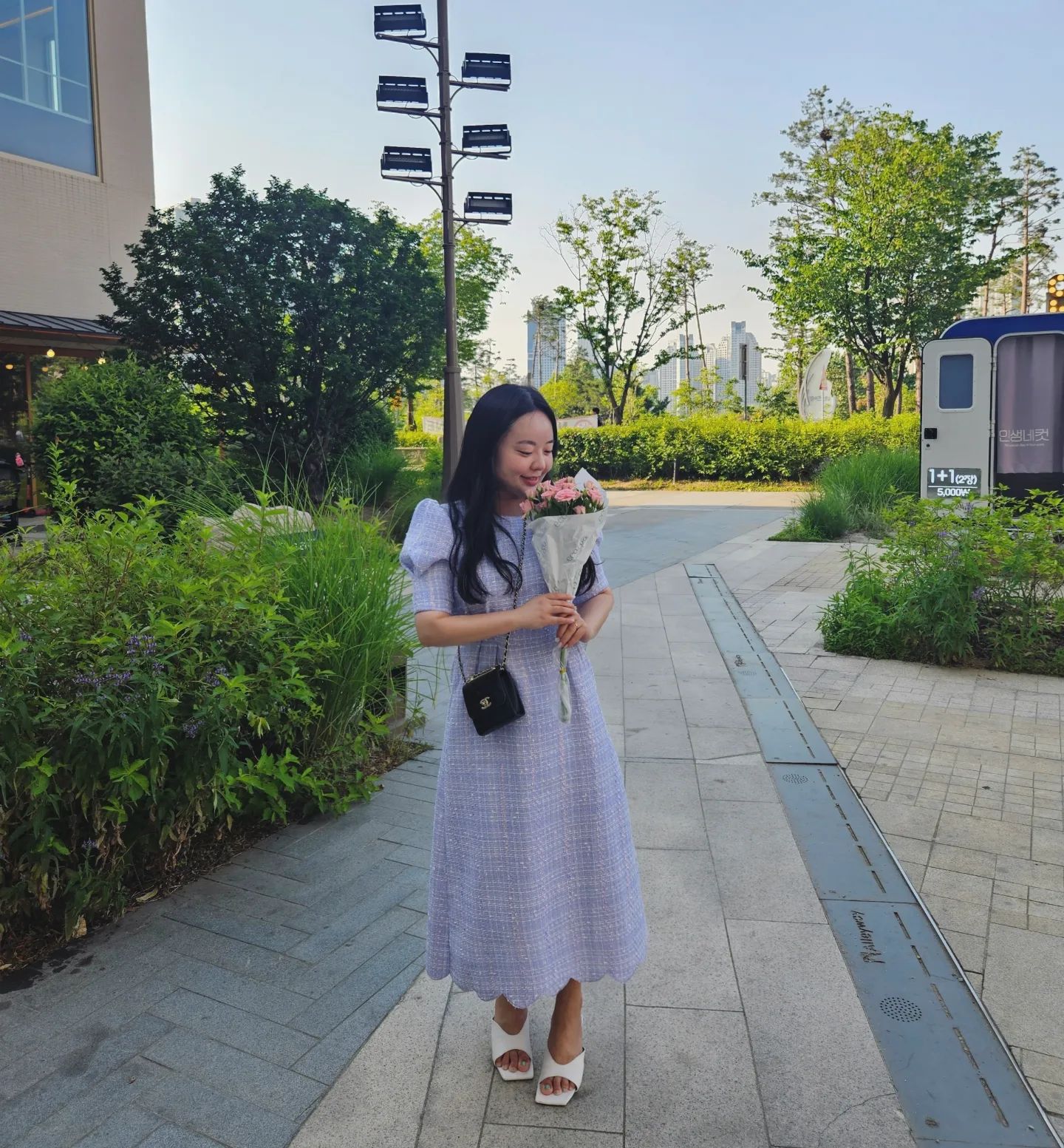#결혼1주년 🌹🌷
남편이랑 오늘은 결혼기념일💕
매일이 행복하다오
앞으로도 잘 부탁해요
마이 소울메이트 
마이 베프 🥰🥰 
.
.
.
#행궁동카페 #프랭크커핀바 
#광교앨리웨이 #광교호수공원 
#장미꽃 #새댁 #일상 #광교데이트 
#부부스타그램 #결혼기념일