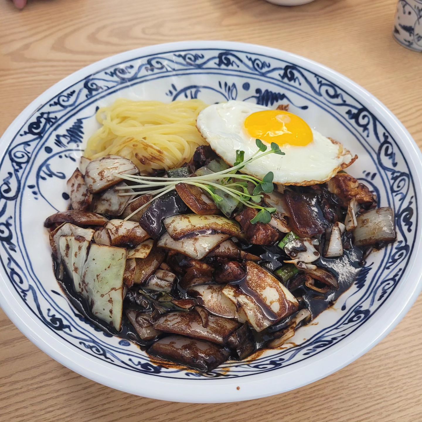2박3일 첫 캠핑을 하고 집으로 오는길에 배고파서 뭘먹을까 고민하다가 마침 생각난 거북성!!!
벌써 알고지낸지 오래된 인친님이 대부도가는 길 거북섬에서 오픈한게 딱 생각났지말입니다~
생각난김에 네비딱 찍고 도착!!
드뎌 우리 썬영님 실물 영접하고 반갑게 인사나누고 주문했지요~
간짜장, 삼선짬뽕, 꿔바로우까지~
넘넘 맛있게 먹고왔어요♡
비주얼합격!!! 맛은 두말할것도 없이 맛있었구요🫶
저는 특히 꿔바로우가 넘 맛있더라구요~
양파랑 꿔바로우랑 소스에 찍어먹으니 완전 꿀맛👍
웨이브파크 근처에 있으니 그쪽 가실분들 들려서 식사하시면 넘 좋을것같아요~~
썬영님 만나서 넘 반가웠어요😍
#내돈내산 #웨이브파크맛집 #거북섬 #거북성 #간짜장 #삼선짬뽕 #꿔바로우 #대부도 #오이도 #시흥