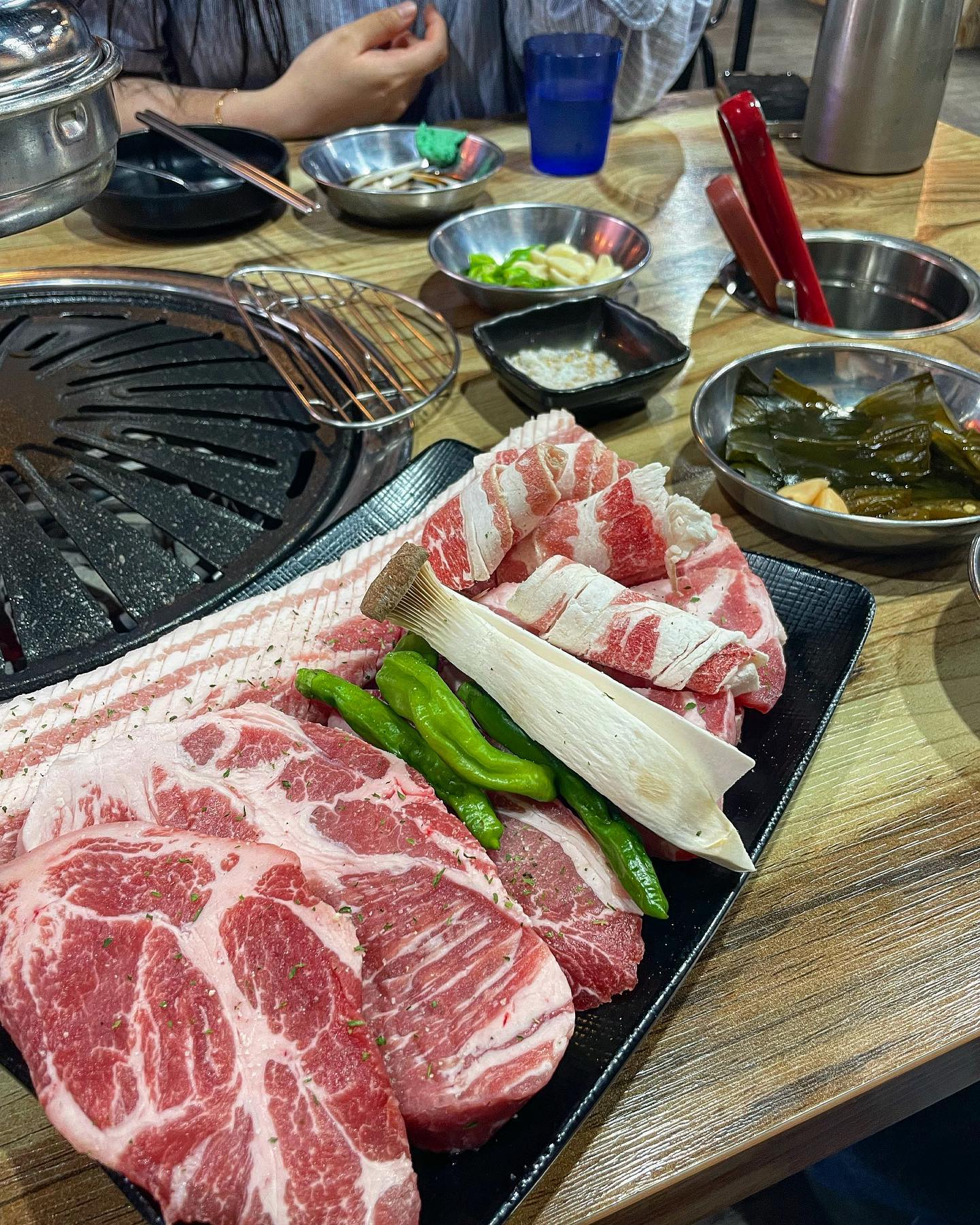 🏠돈방석숯불구이

동천역 완전 가성비 고깃집!!
목살 삽겹살 차돌박이 한우까지 없는게 없어요~ 가게이름이 돈방속이라 그럼지 쇼파가 돈무늬로 되어읶어서 귀여웠어요 ㅎㅎ고기 때깔이 엄청나다 숯뷸향이 사악 입혀져서 더 맛있음! 기본찬이 너무 푸짐해서 놀랐네여 심지어 갈비탕이 뼈째나오는데 무한리필...소주 시키면 큰일날뻔...멈출수없어서 ㅎ 고기 먹을때 냉면운 필수로 시키는대 하..냉면까지 맛있으면 어쩌자는건지.. 😋  배 터질때꺼지 먹고 왔습니다
_
#돈방석숯불구이#대구고기집#동천동맛집#동천동고기집#동천동삼겹살#동천동한우#동천동막창#동천동회식장소#대구한우맛집#동천역맛집#동천역고기집#대구맛집#고기스타그램#먹스타그램#칠곡맛집#칠곡3지구 #칠곡3지구맛집 #대구삼겹살맛집 #먹스타맞팔 #먹팔