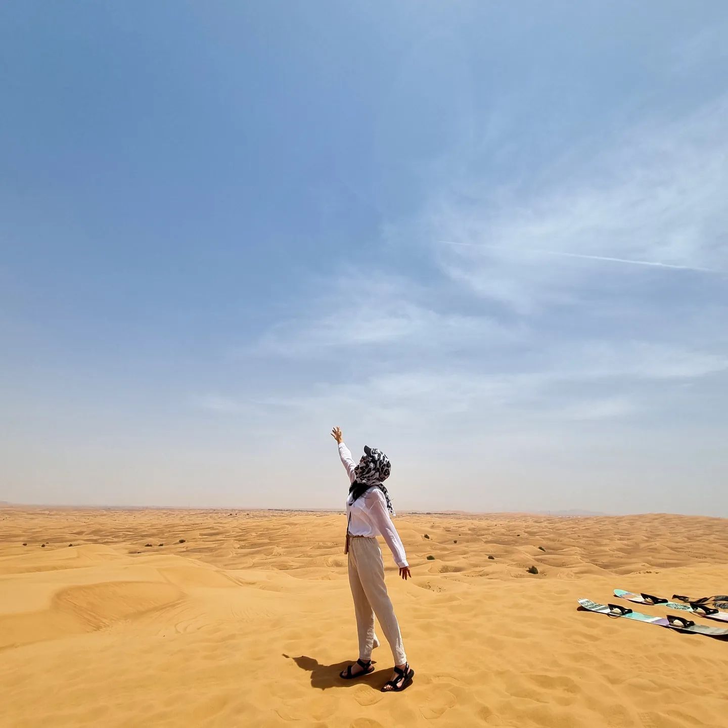 Ep1. 🏜🐪사막투어 in DUBAI

스위스로 넘어가는 길-두바이 경유!
내가 언제 또 사막을 가보겠어하며
선택한 두바이 레이오버!!

다시 생각하니 힘들긴 했지만 재밌었네🤣
숨막혔던 더위가 지금 생각해도 끔찍하긴 하지만..ㅋㅋㅋ

밤새 비행하고 새벽 5시반에 도착해서
커피 한잔 마시고 멀미약을 먹고
아침부터 저리 강행군을 했으니 정신이 헤롱헤롱~~😵‍💫

2023.05.30.

#제주부부 #신혼여행 #두바이