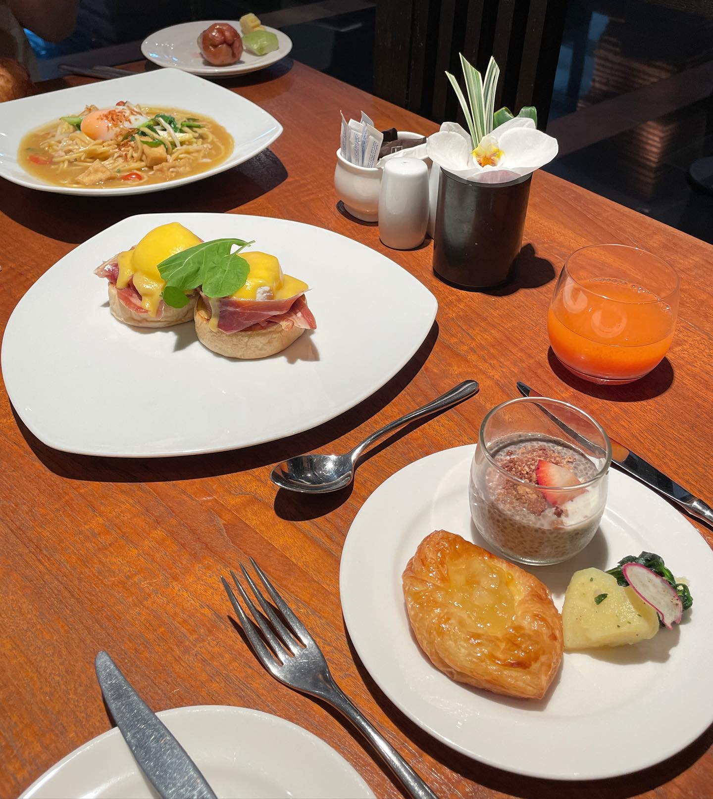 비니챌부부 방콕에 일주일간 놀러 왔어요~✈️ 별다른 계획없이 맛집가고 마사지받고 수영하고 호캉스예정이에용ㅎㅎ💕 집에선 늦게 일어나다가 여기오니 7시도 전에 눈이 떠지는 매직😇 방콕에서의 첫 식사는 호텔 조식으로 시작해요!