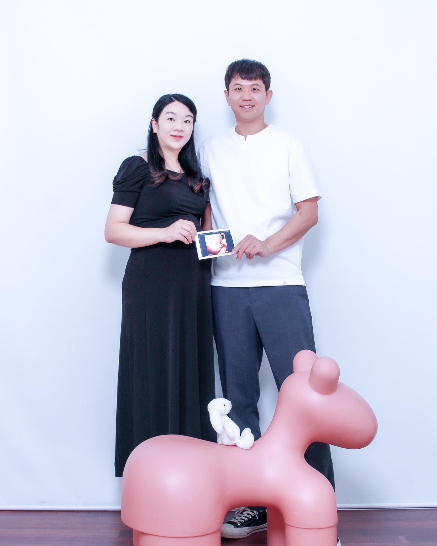 어느덧 31주차❤️

옆에서 잘 챙겨주는 남편,가족들,친구들 덕분에 임신기간을 평온하게 행복하게 잘 보내고 있는 요즘🥰

설레기도 두렵기도 하지만 만복이를 만날 시간만 기다려진당💕

#만가지복을다갖고태어나라고#만복이
#셀프만삭사진#만삭사진#31주