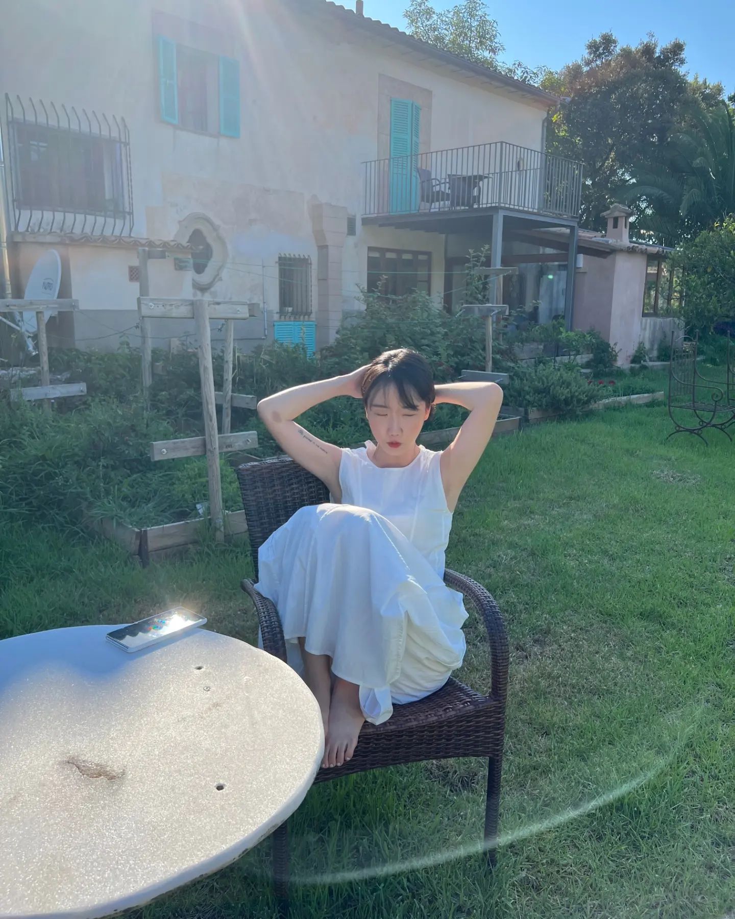 어차피 계속 물에 들어갈거라 선크림으로만 연명하게 되는 #마요르카 라이프🍊 특히 소예르는 제주처럼 골목길 곳곳에 오렌지와 라임밭이 펼쳐져있고 문 앞에 오렌지 바스킷도 걸려있다. 15세기 건물이 유지되고 있는 이 동네의 성인 전용(?) 숙소로 넘어오다보니 더 고즈넉한 분위기를 느낄 수 있었는데, 해외 여행할 때마다 느끼지만 우리가 경험하는 일상은 지구의 일부분인 거 같다👀