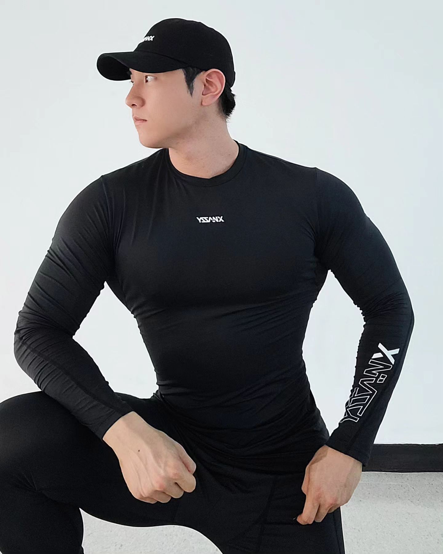 #협찬 
엑스네지 신상 컴프레션 셋업

상의
엑스네지 컴프레션 롱슬리브 XN23S
SMCTO1 [BLACK] XXL착용

하의
엑스네지 컴프레션 롱팬츠 XN23SSMCP01
[BLACK] XXL착용

상의는 짱짱하고 탄력있는 느낌이라 몸을 전체적으로 잘 잡아준다(소재가 시원하기만 하고 잘잡아주지못하면 생각보다 불편하다ㅜㅠ) 두깨감도 완전여름용처럼 얇게 나온게 아니여서 사계절 다 착용하고 운동해도 문제 없을거같다

하의는 상의보다는 덜 쫀쫀한느낌이라 움직임이 더 편하다(사이즈에따라다를수있을듯)
만져보면 두깨감도 상의보다는 앏은편이라 잡아주는 느낌보다는 퍼포먼스에 조금 더 초점을 맞춘거같다

컴프레션 웨어는 근육을 잡아주는 기능성 제품이기 때문에 이너로 입어도 좋고 다이어트가 어느정도 진행된 상태라면 셋업이나 운동부위에 따라 상의나 하의만 착용하고 운동하면 좋을거같다

xnazzykorea.official
xnazzykorea_people_official

위 제품에 관심이있으시다면
무신사. 네이버에 엑스네지를 검색해주세요~!!

*꿀TIP*
 네이버 스마트 스토어 [엑스네지 ] 에서는
  https://smartstore.naver.com/xnazzy
기본 할인 20~50%을 하고 있고 
추가로 스토어 알림설정시 1천원 지급, 
별5개 사진 후기 작성하면 네이버포인트 5천원 지급하고 있어요~

xnazzykorea.official
xnazzykorea_people_official
#엑스네지최애템
#제품 #협찬 #엑스네지 
#엑스네지서포터즈2기
#운동하는여자 #헬린이
#헬스타그램 #다이어트식단
#ootd #today #데일리 
#legday #편한옷 #고프코어
#nike #adidas
#피트니스 #스포츠모델 #poohgym #푸우짐 
#fyp #foryou #foryoupage #vlog