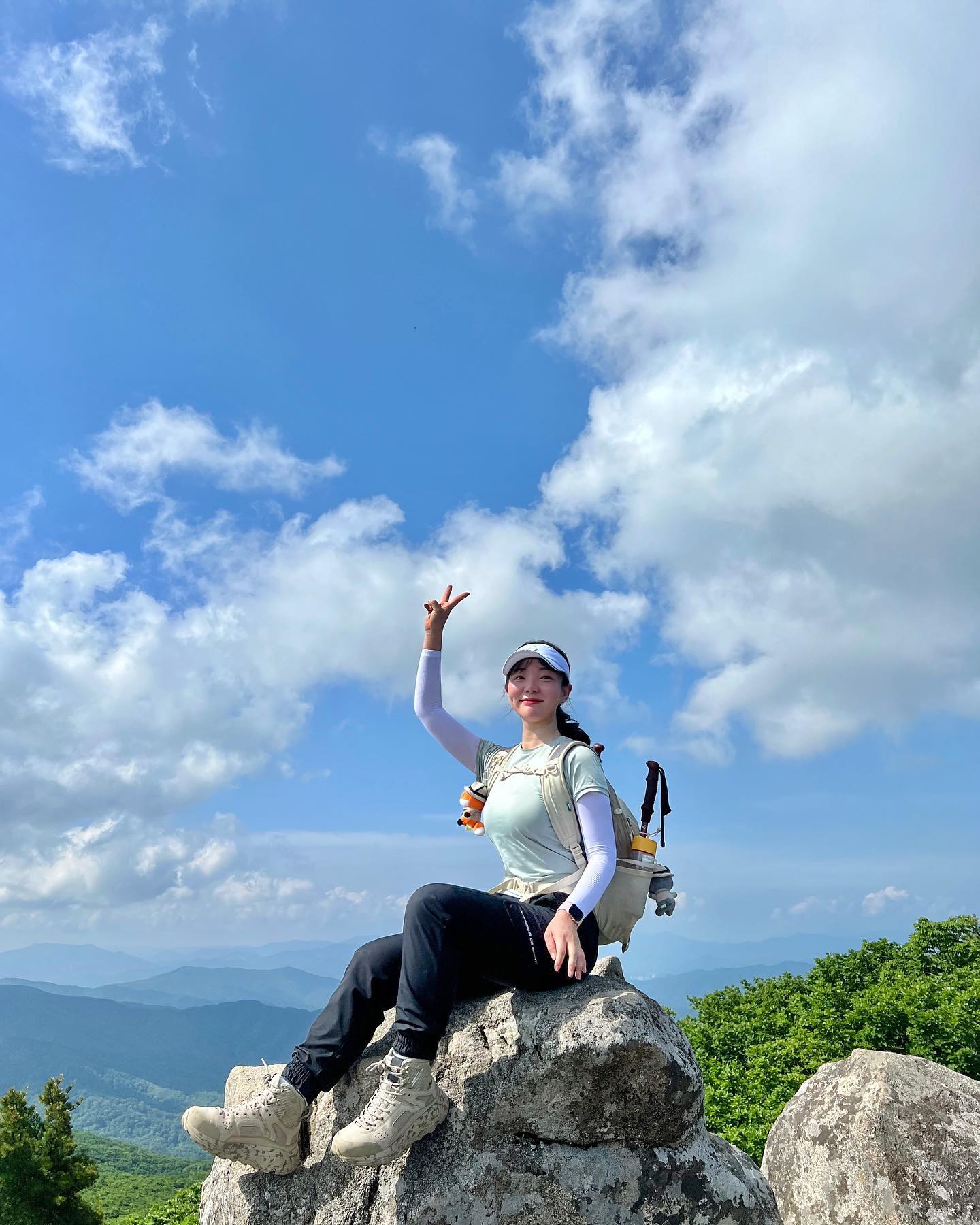 23.6.26 운동 : 오대산 노인봉 등산

진고개-노인봉-소금강주차장 총 15키로코스

산행길이는 매우 길지만 코스는 힘들지 않고 중간중간 계곡 물놀이도 할수 있어 매우 추천👍👍

그동안 허리부상으로 헬스는 커녕 등산도 못다녀서 너무 찝찝하고 힘들었는데 아직까진 무게치는 헬스는 무리여도 등산은 시작해도 될꺼같아서 오대산노인봉에 다녀왔다

너무 오랜만에 등산을 해서 그런가…
아님 코스가 긴 산행이라 그런가…..

진짜진짜진짜 주글뻔…
등산하고 온몸이 아프고 알배긴 이기분 맨 처음 등산 시작한 이후 처음인거 같다

역시….
운동은 조금만 쉬어도 체력이 안좋아진다

허리가 좋아질때까지 헬스 인증은 못하겠지만 등산이래도 열심히 다녀야지

올만에 등산 행복했다♥️

#블랙야크100대명산 #오대산