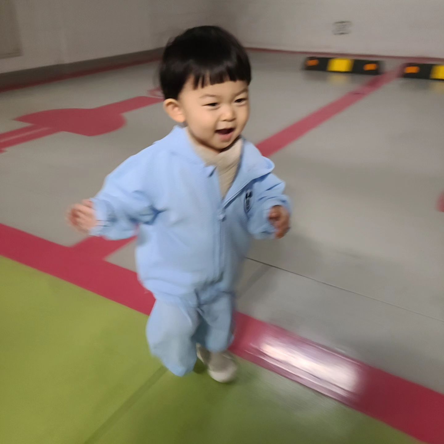 .

시우는 아주아주 잘 지내고 있어요!!

구내염이랑 수족구도 잘 지나갔고
다시 장꾸 모습으로 돌아왔어요~

모두 걱정해줘서 너무 고마워요!!😍

그동안 시우는 얼집도 다시 가고 회사 워크숍도 같이 다녀왔어요 ㅋㅋ

제가 일이 많아서 뜸했는데, 다시 시우 일상 열심히 올릴게요❤