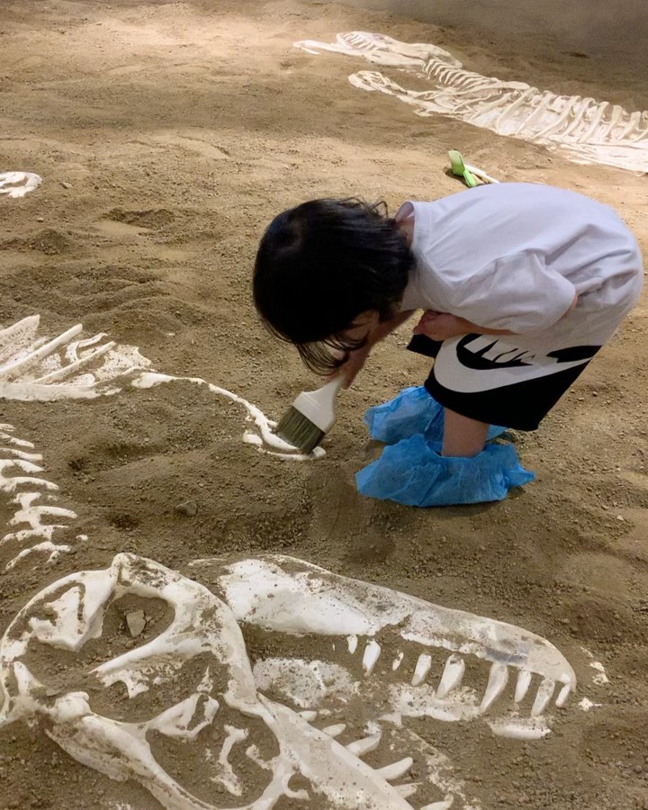 .
공룡 덕후 모찌에게 딱이었던 이 곳
2시간동안 신나게 놀아주신👍🏻
공룡 이름을 엄마 아빠보다 더 많이 알고 말하는 모찌🙃
공룡 화석 발굴도 하고 자동차에 물감놀이도 하고 
아픈 공룡 치료도 해주고..
엄마 아빠와 분리 체험에도 당황하지 않고 
집중하여 체험하고 적극적으로 선생님한테 질문도 하고.. 
엄마 아빠는 너무 놀랐어.. 칭찬해🤍
다음에 더 재미있는 곳으로 놀러가자😙
.

#1088days
#35months #35monthsbaby #35개월아기 #35개월아들 
#생후1088 #4살 #4살아기 #4살아기일상
#흰쥐띠 #아들맘 #아들맘그램 #아들일상 #아들스타그램 #아들 #사랑해 #아가스타그램 #육아기록 #모찌 #모찌일상 #성장일기 #다이노베이 #공룡덕후 #용인가볼만한곳 #용인나들이
#쥐띠맘 #일상 #데일리 #지한이가사는집 #모찌한