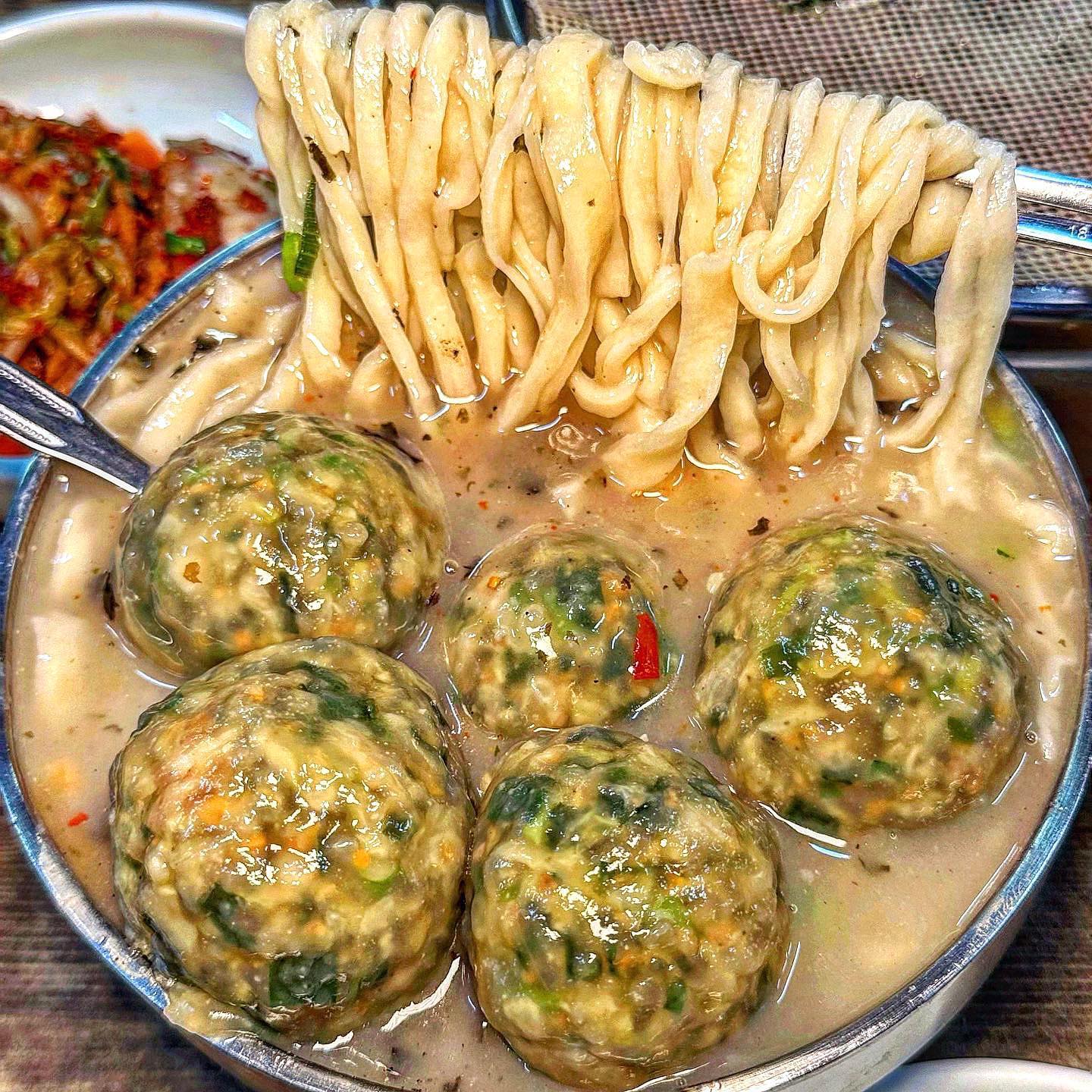 양과 맛, 가격까지 완벽한 노포맛집✨️
칼국수랑 만두 조합은 뭐다? 사랑🫶
.
.
🥟#프라자손칼국수

직접 손으로 밀어서 자른 #칼국수 와
주먹만한 #굴림만두 이 조합은 사랑이야❤️

비주얼은 투박하지만 양 만큼이나 정성도 가득
진한 사골 국물의 칼국수는 먹어도 줄지 않아요🥹👍
다대기와 김가루 휙휙 저어 섞어준 뒤 호로록~
먹다보면 어느새 땀이 뻘뻘뻘💦 이 맛이지‼️

동글동글 속이 꽈악찬 실한 만두는
한입에 다 안 들어가요🤣ㅋㅋㅋㅋㅋ
칼국수랑 궁합은 어우야🧡 최고야 최고🧡

칼국수 집은 김치가 중요한거 아시죠?
김치까지 얼마나 맛있게요💛

오랫동안 한자리에서 지켜온 맛집
항상 웨이팅으로 줄 서있는 핫플이니까
가락시장 지나갈 때 꼭 들려보세요
.
.
@@비오는 날 함께 먹고싶은 친구 소환 :)
.
.
.
🥟서울 송파구 동남로18길 40 프라자아파트
🥟영업시간 11:00~20:30, 일요일 휴무
🥟손칼국수₩9000, 굴림만두₩10000
.
.
.
#성장기삐야긔
#가락시장맛집 #송파맛집 #개롱역맛집 #가락시장
#송파핫플 #송파맛집추천 #송파데이트 #송파구맛집
#문정동맛집 #가락동맛집 #칼국수맛집 #만두맛집 
#노포맛집 #가성비맛집 #서울노포 #손칼국수 #수제비
